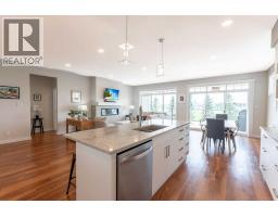 1060 Caledonia Place W - photo 6