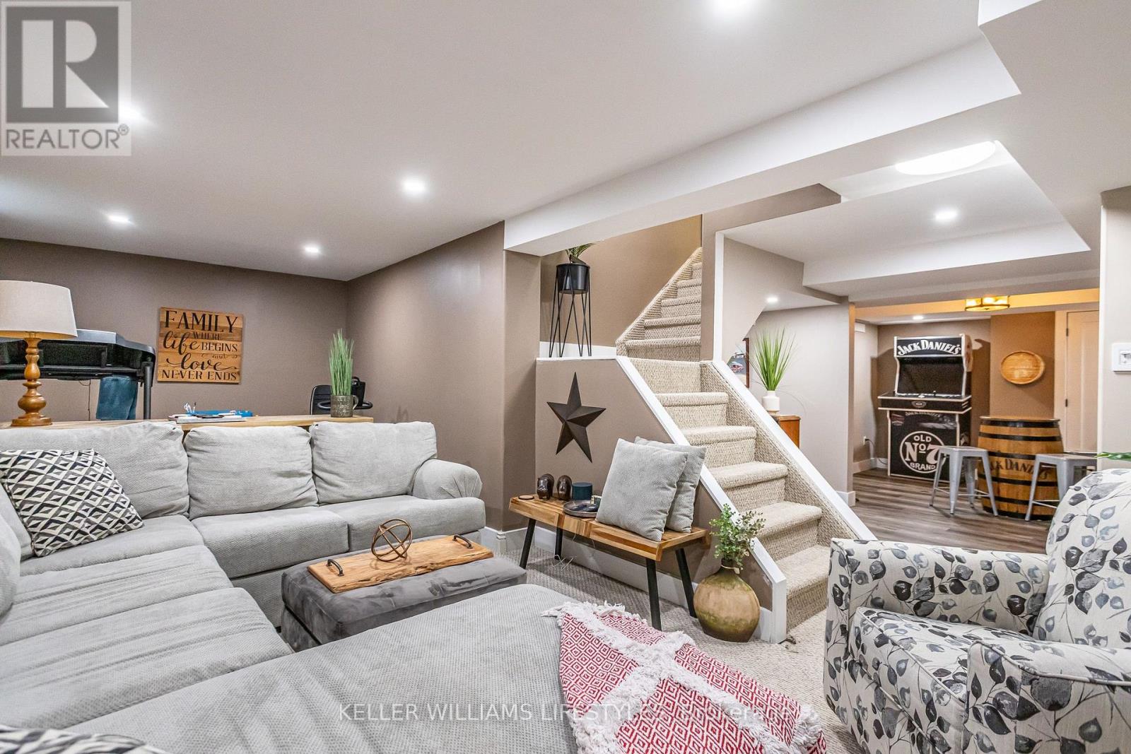 212 BEXHILL CLOSE - 35