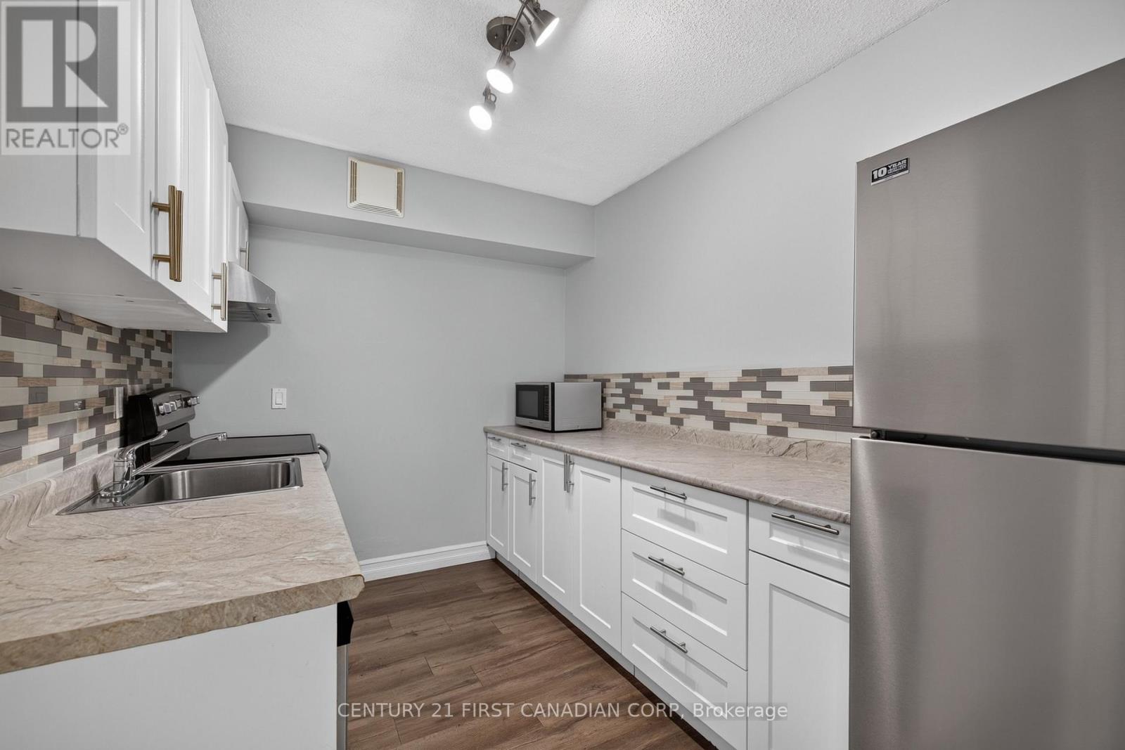 #222 15 JACKSWAY CRESCENT - 15
