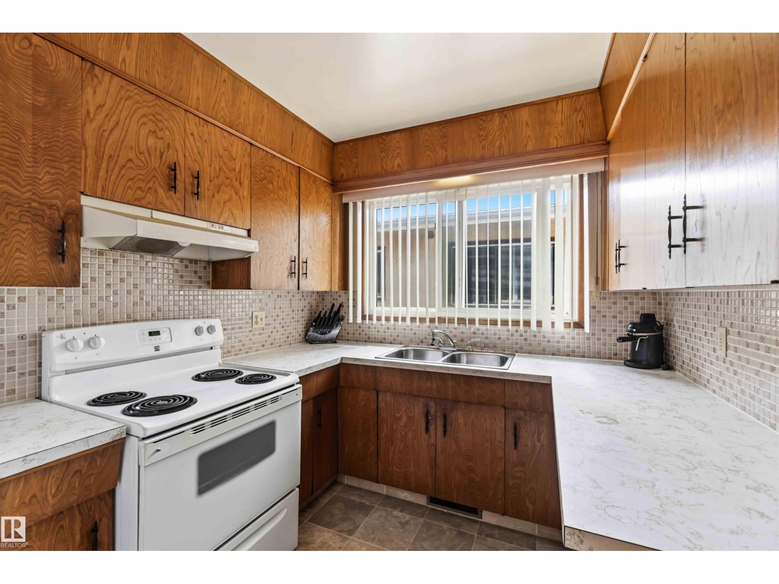 12015,12017 85 ST NW - 16