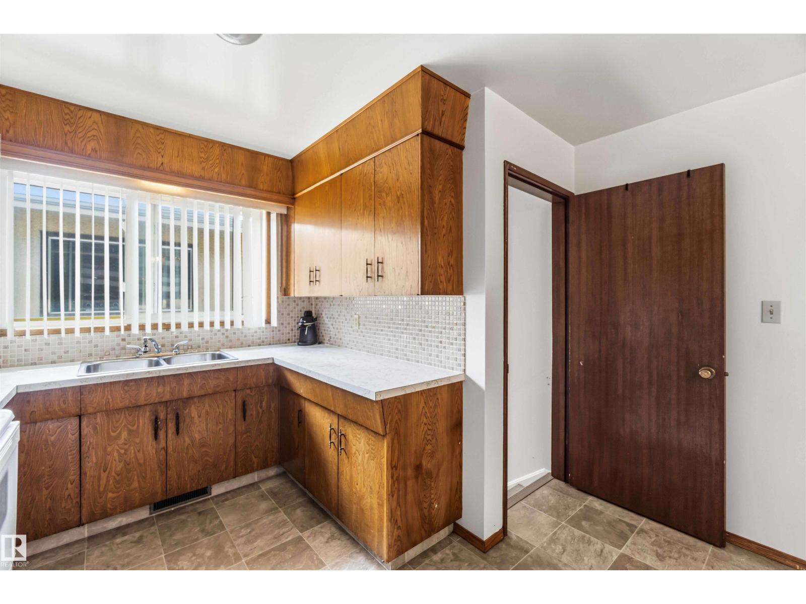 12015,12017 85 ST NW - 17