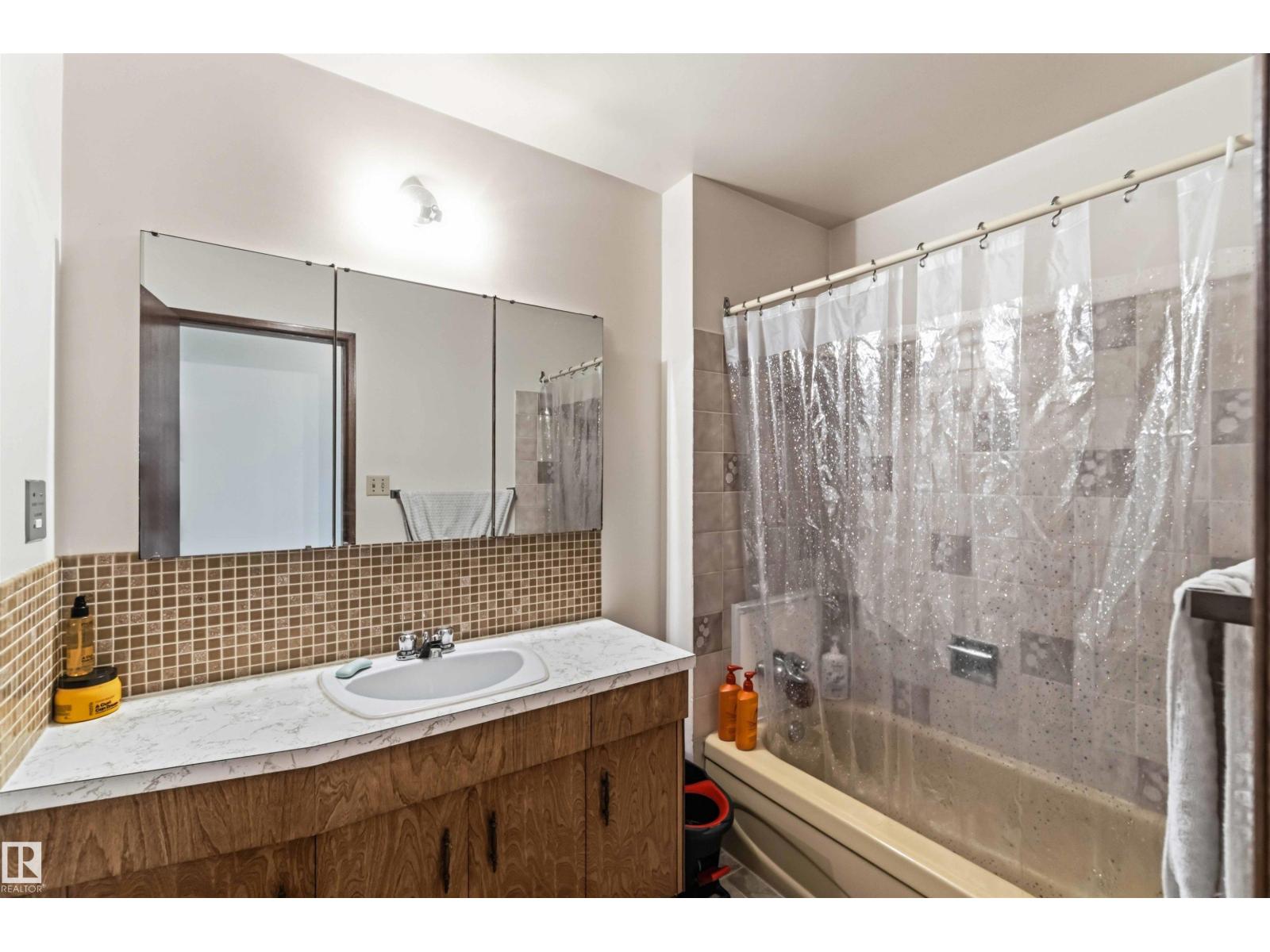 12015,12017 85 ST NW - 21
