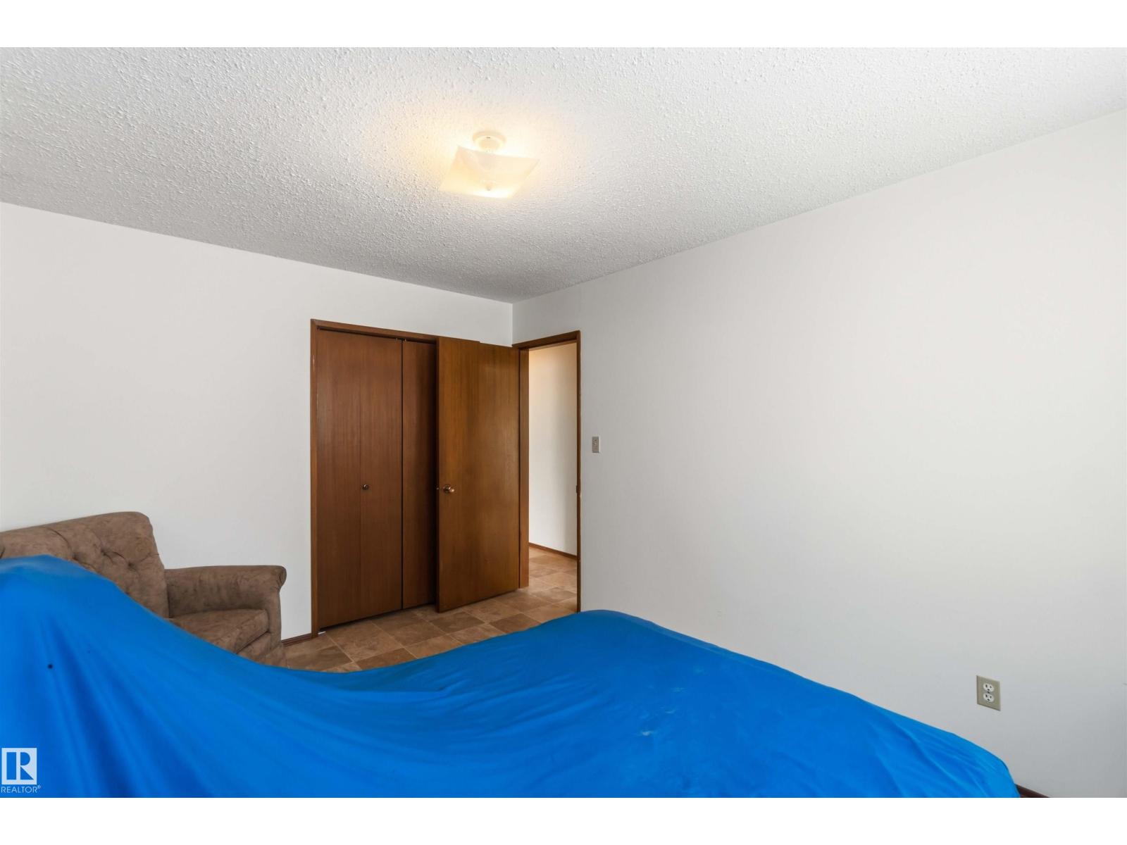 12015,12017 85 ST NW - 26