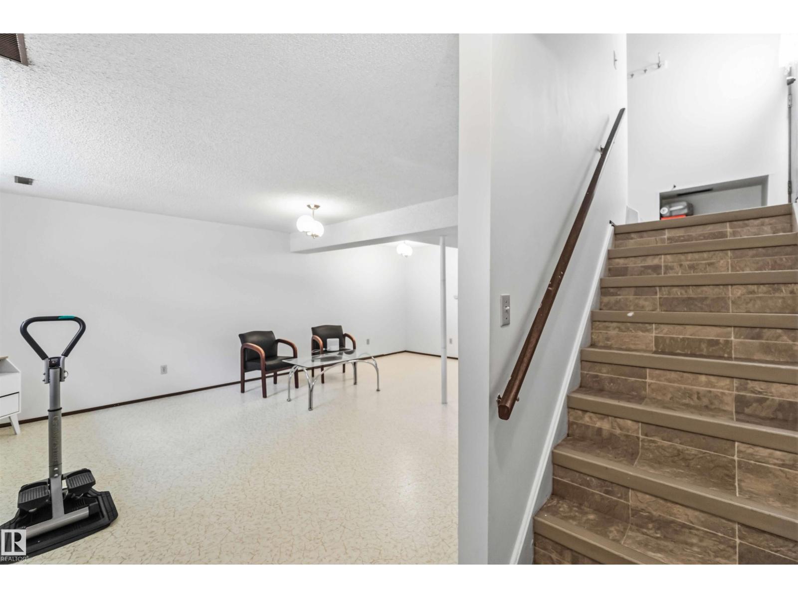 12015,12017 85 ST NW - 29
