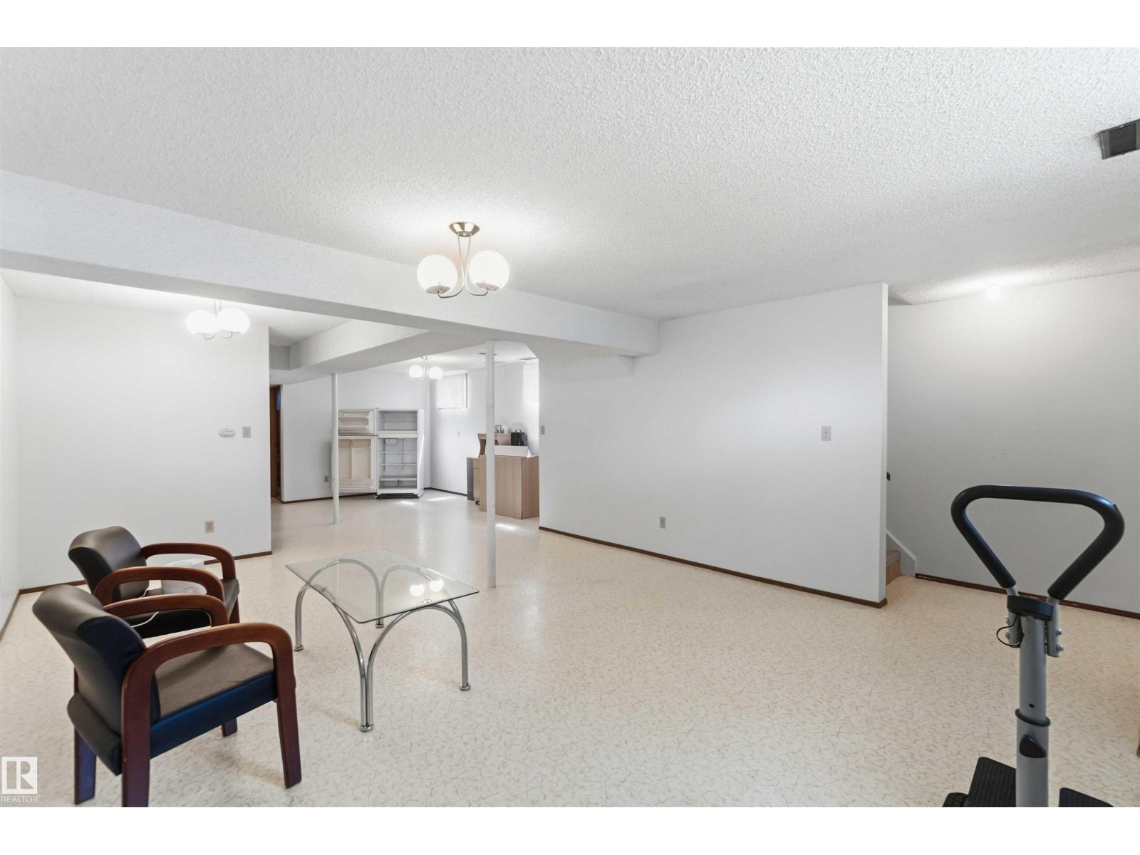 12015,12017 85 ST NW - 31