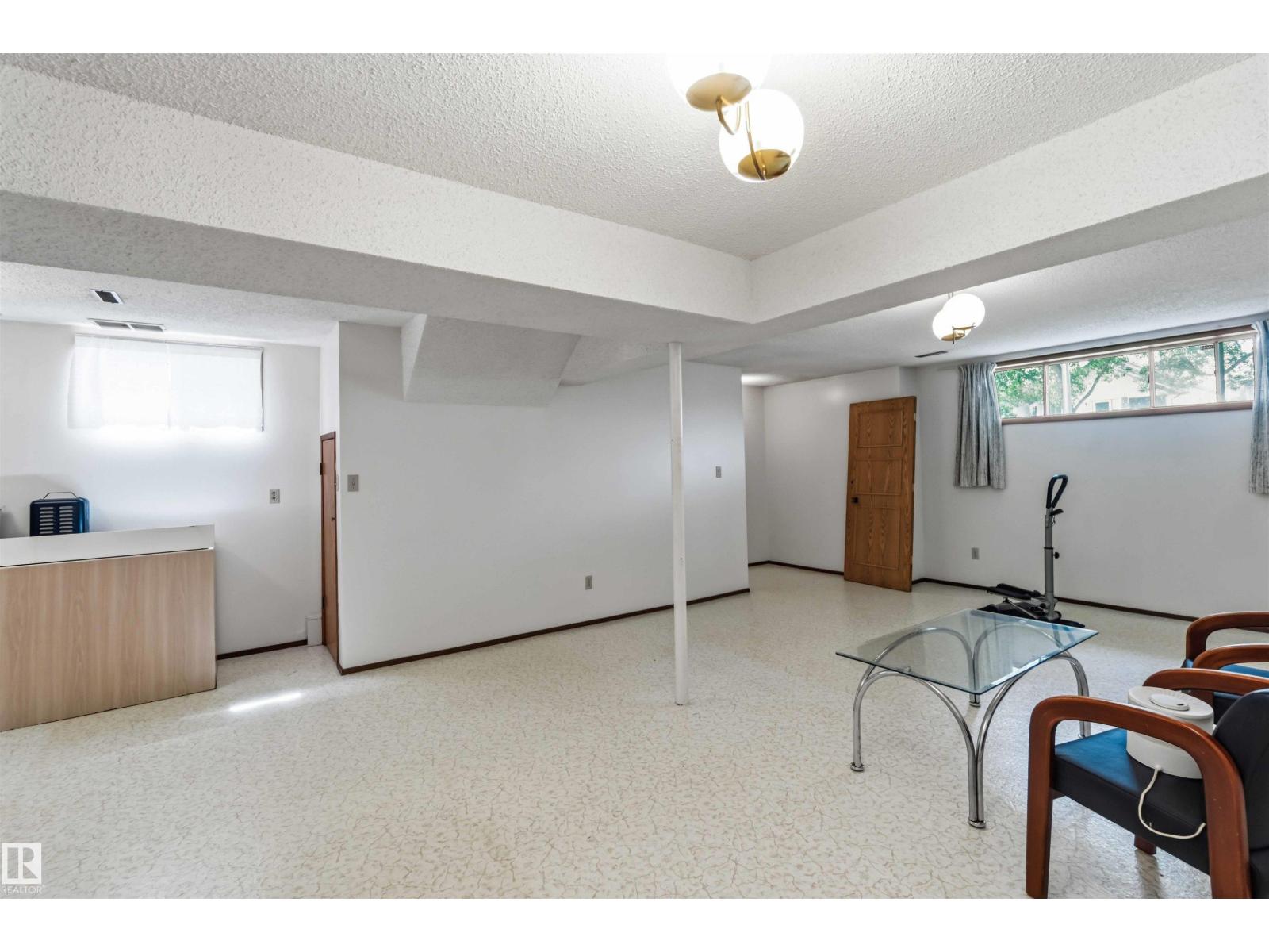 12015,12017 85 ST NW - 32