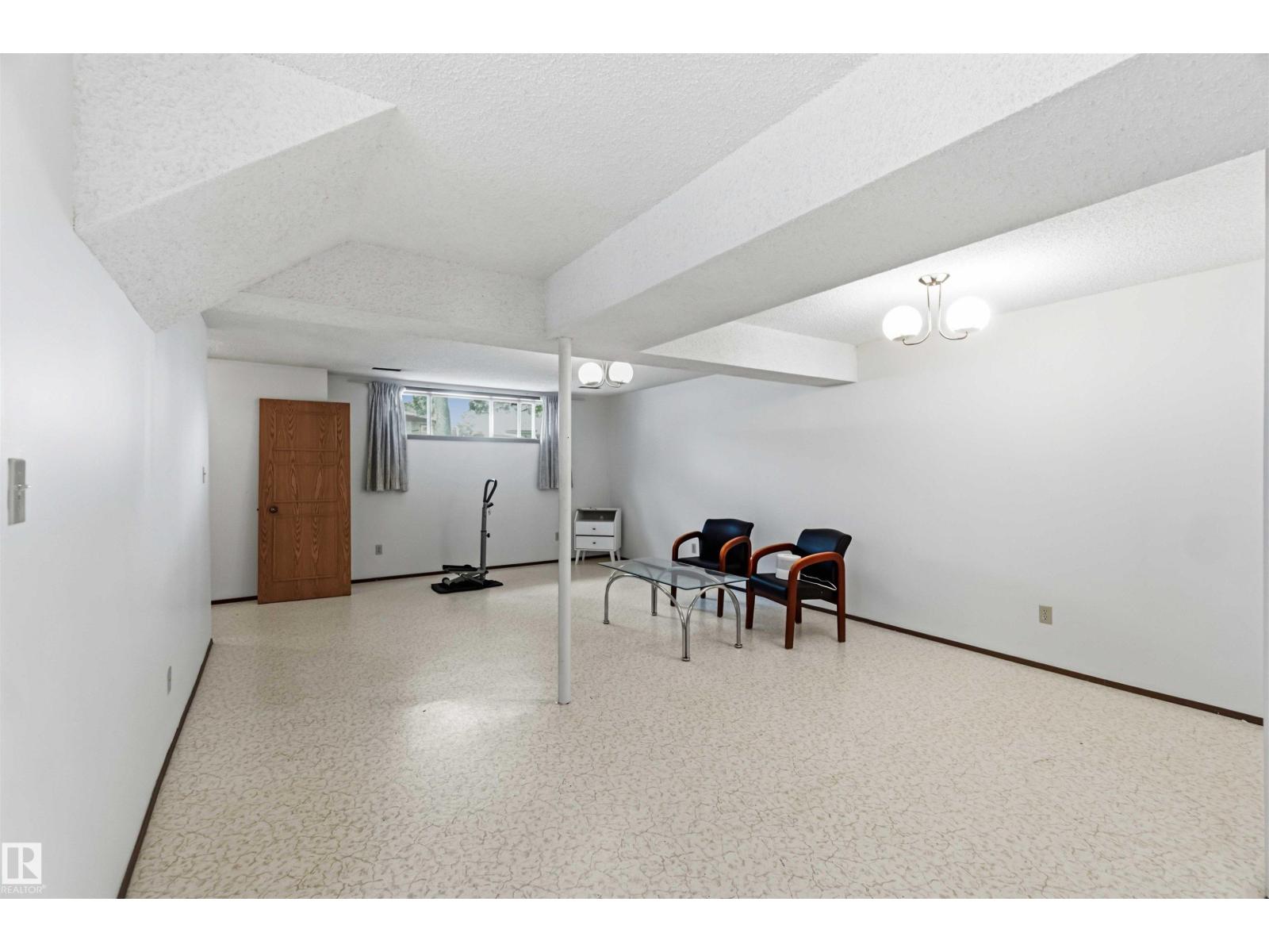 12015,12017 85 ST NW - 33
