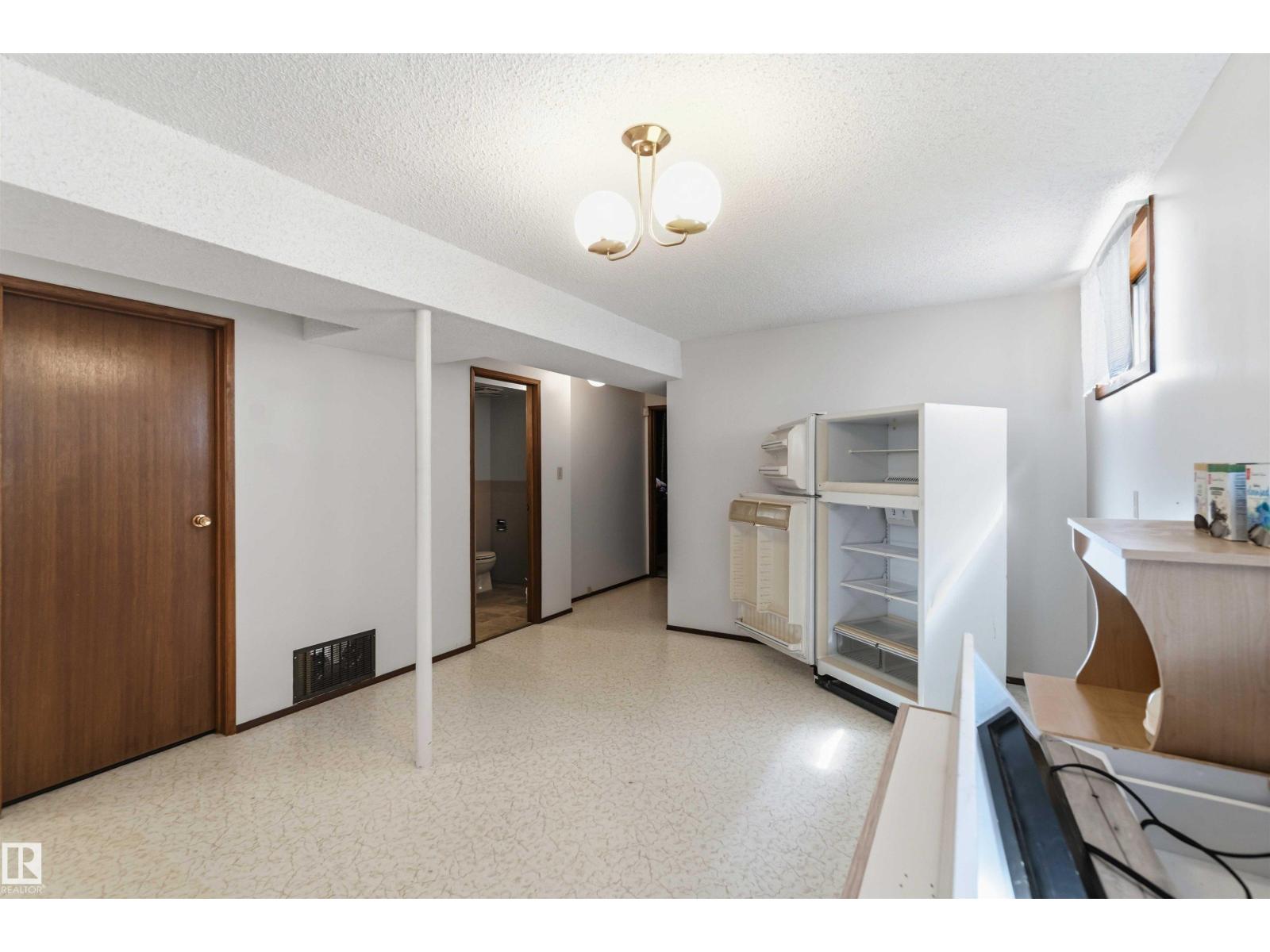 12015,12017 85 ST NW - 35