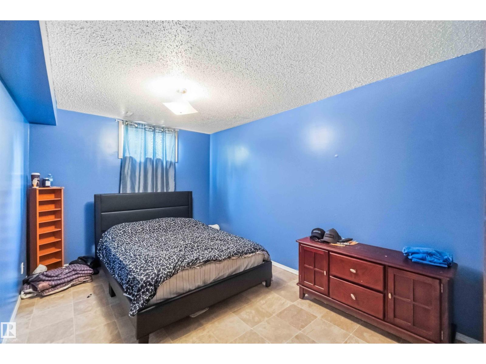 12015,12017 85 ST NW - 40