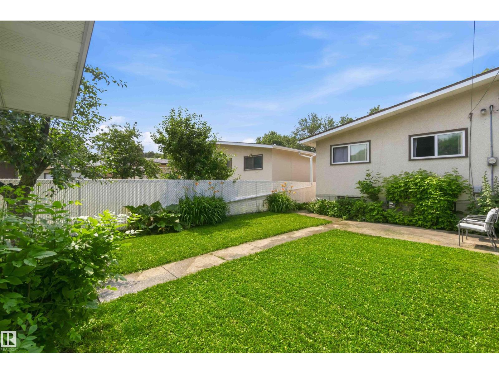 12015,12017 85 ST NW - 44