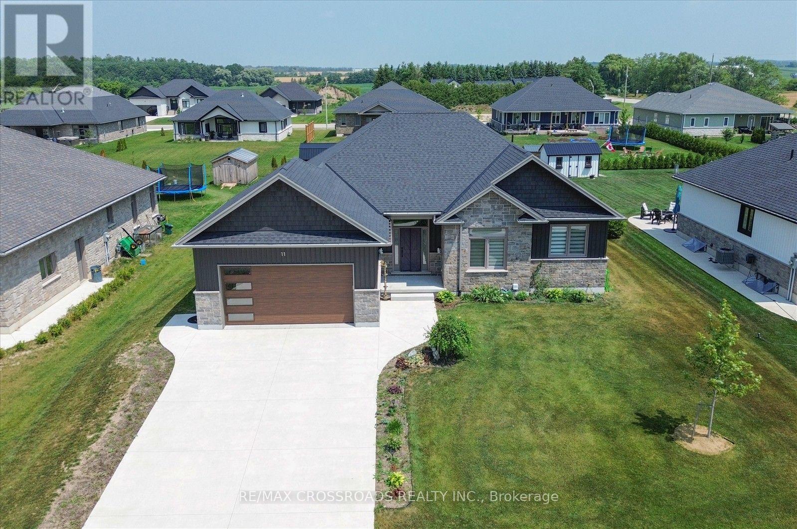 11 MCTAVISH CRESCENT N - 1