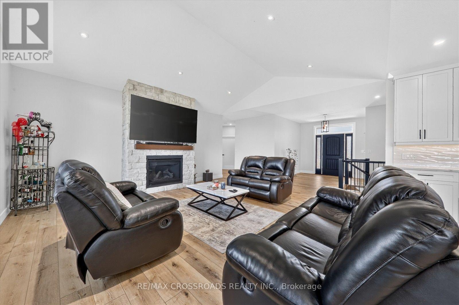 11 MCTAVISH CRESCENT N - 10