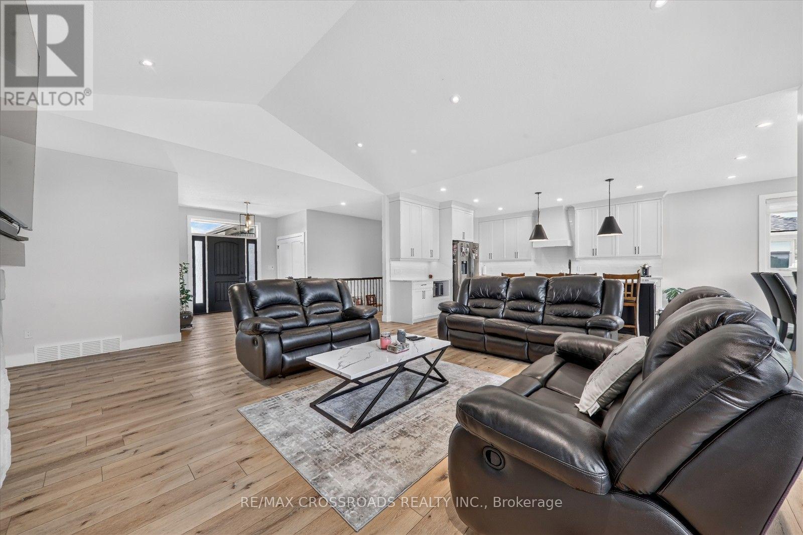 11 MCTAVISH CRESCENT N - 11