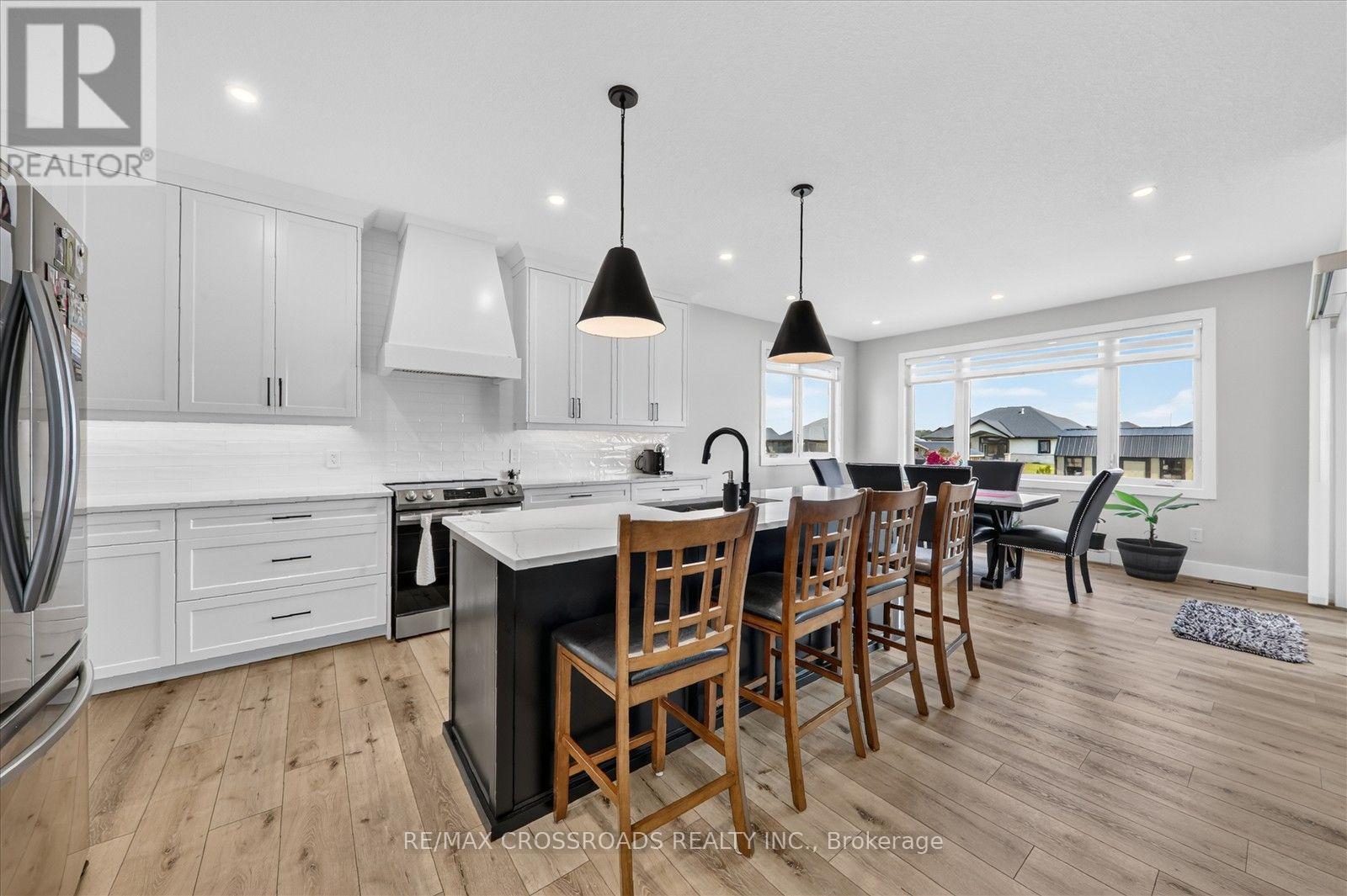 11 MCTAVISH CRESCENT N - 12