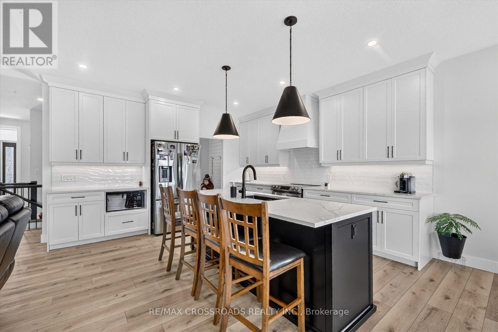 11 MCTAVISH CRESCENT N - 13