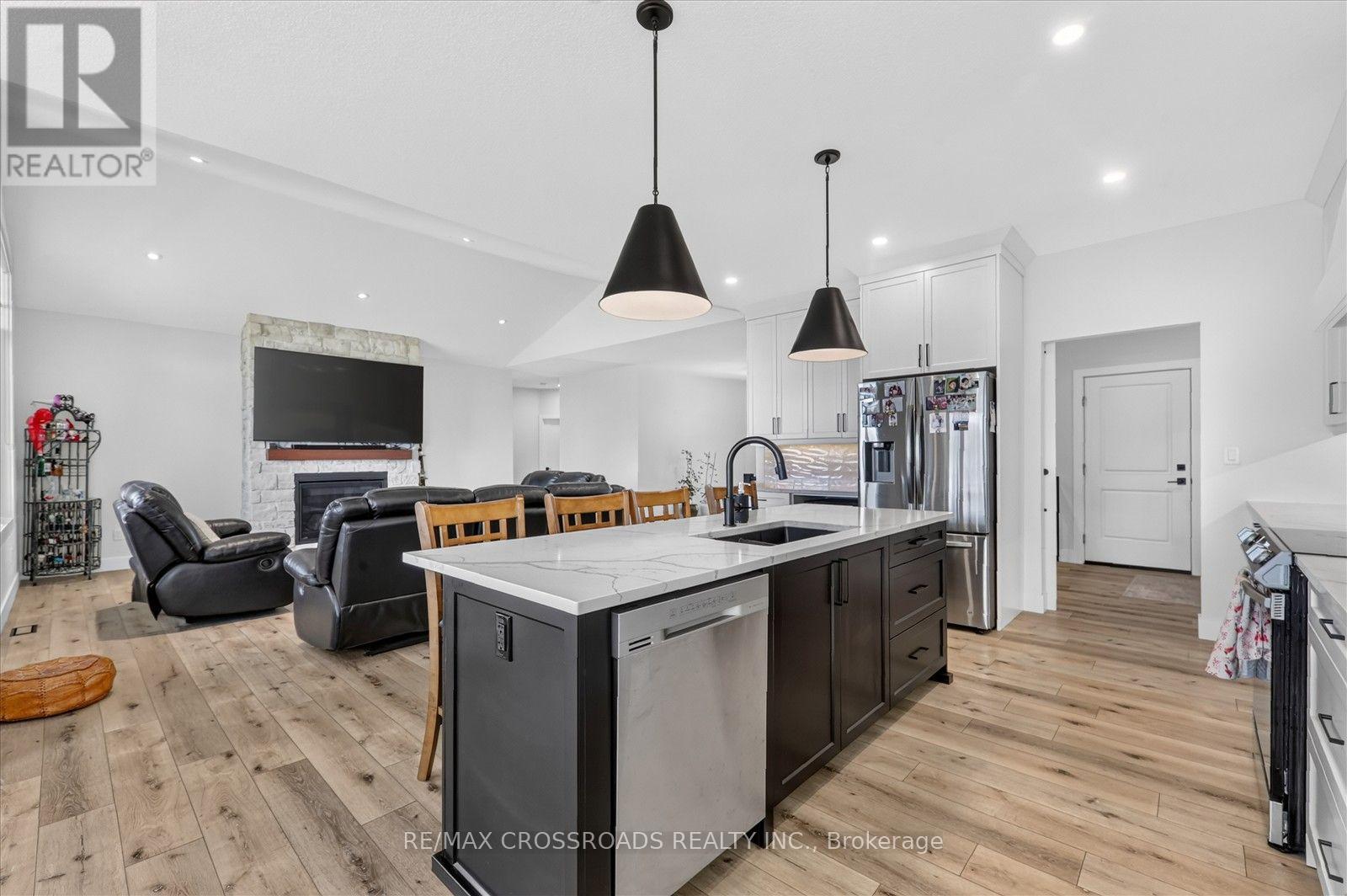 11 MCTAVISH CRESCENT N - 15