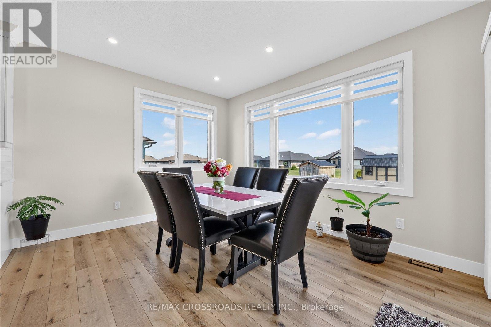 11 MCTAVISH CRESCENT N - 16