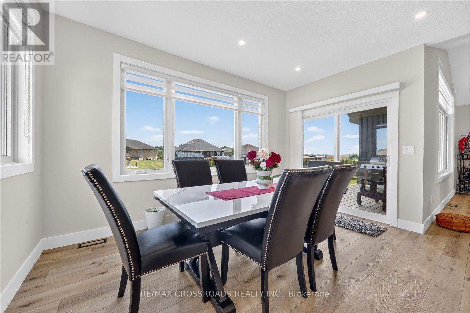 11 MCTAVISH CRESCENT N - 17