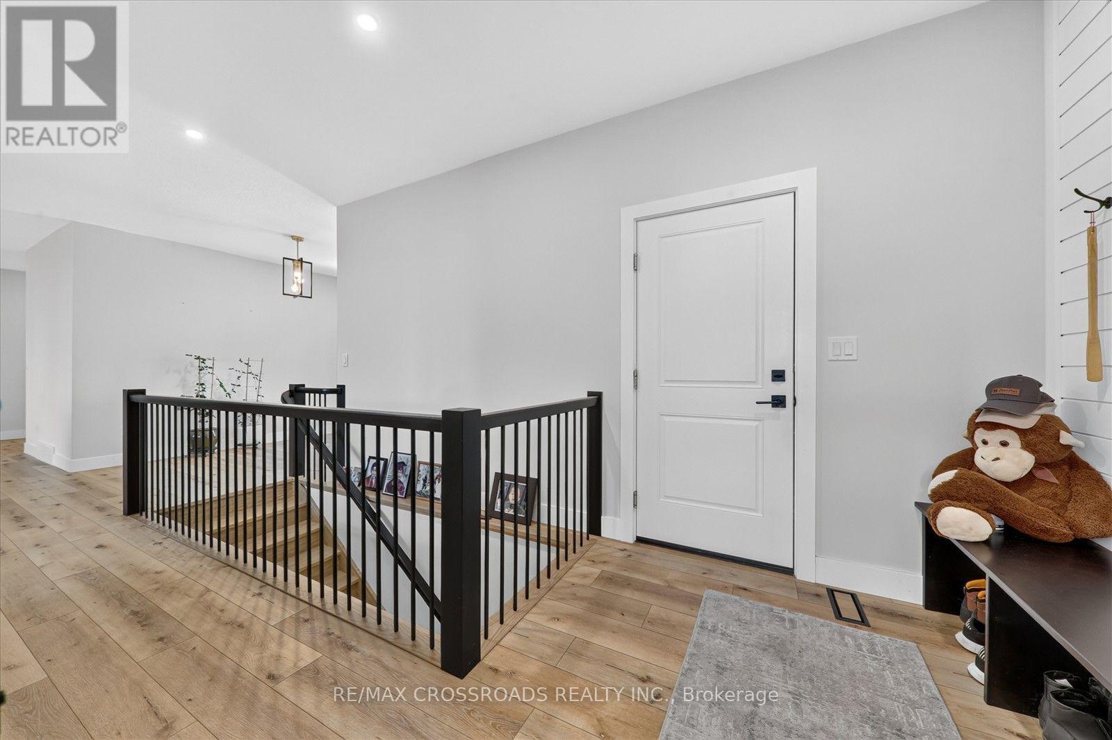 11 MCTAVISH CRESCENT N - 18