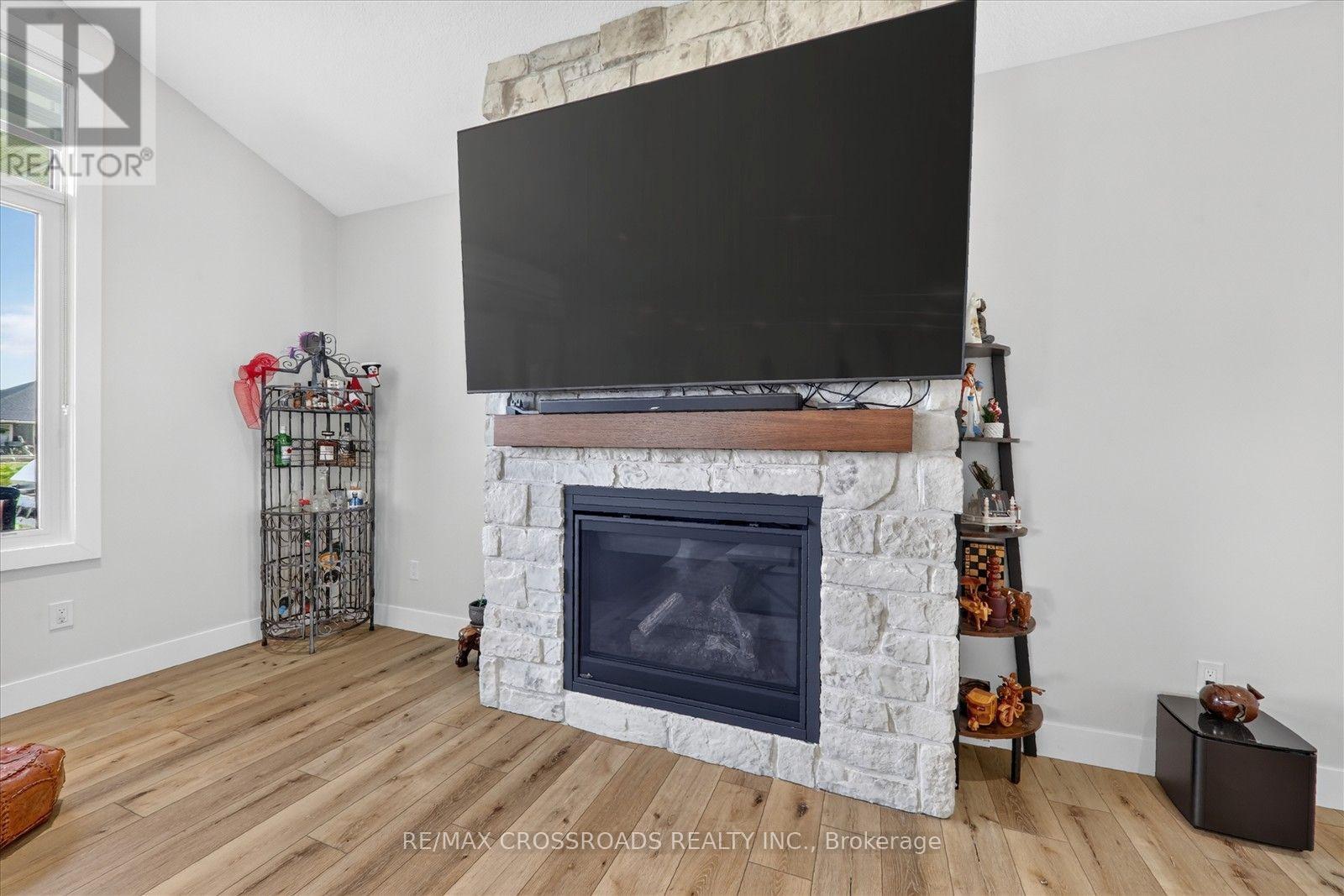 11 MCTAVISH CRESCENT N - 20