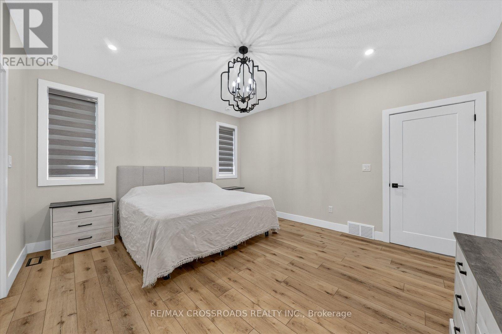 11 MCTAVISH CRESCENT N - 22
