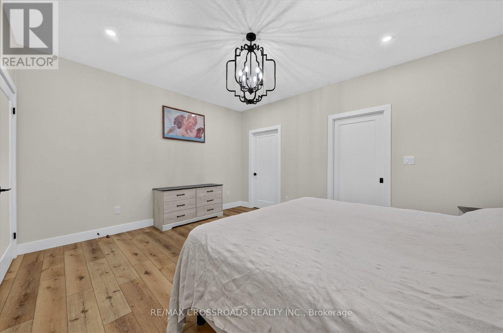 11 MCTAVISH CRESCENT N - 23