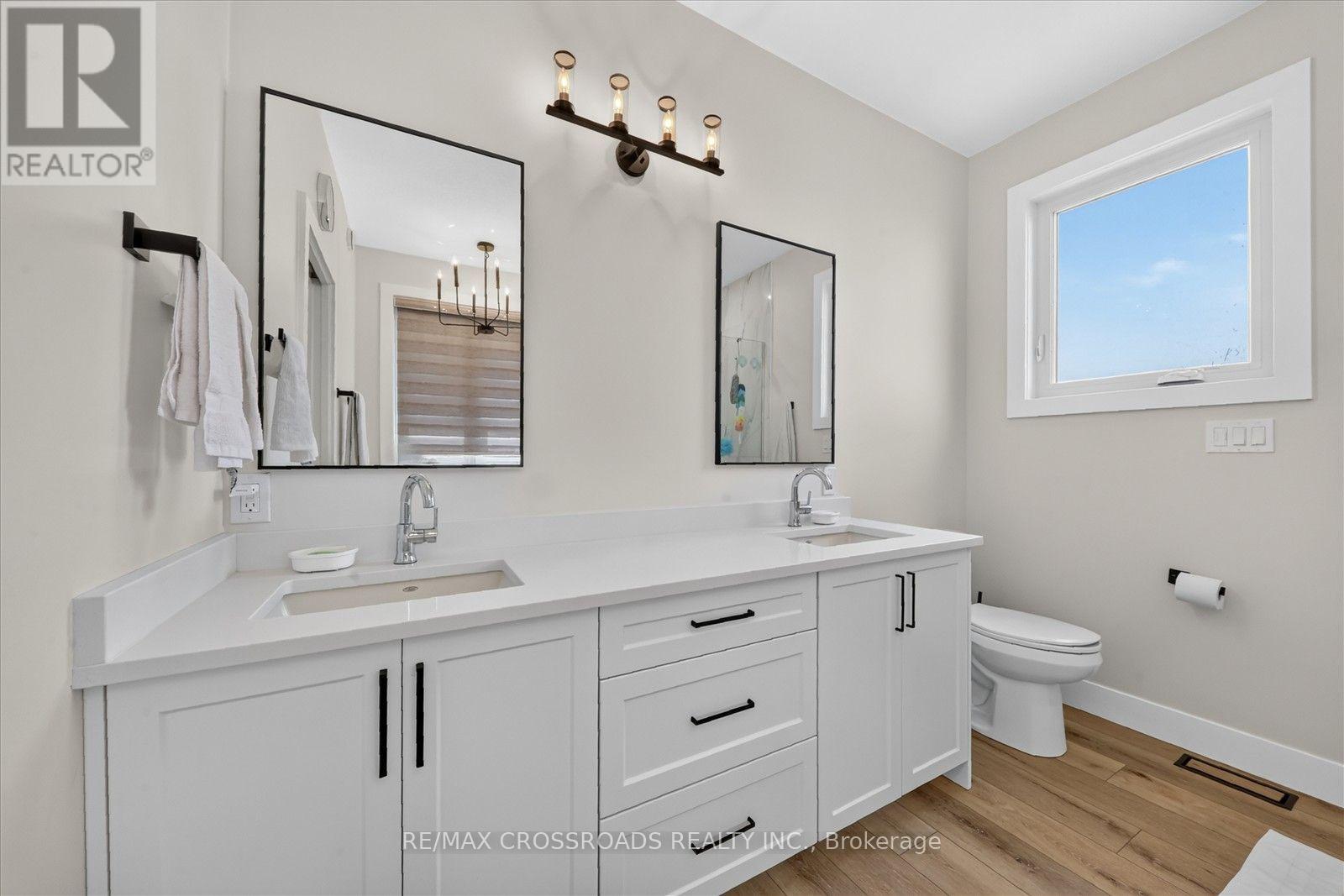 11 MCTAVISH CRESCENT N - 24