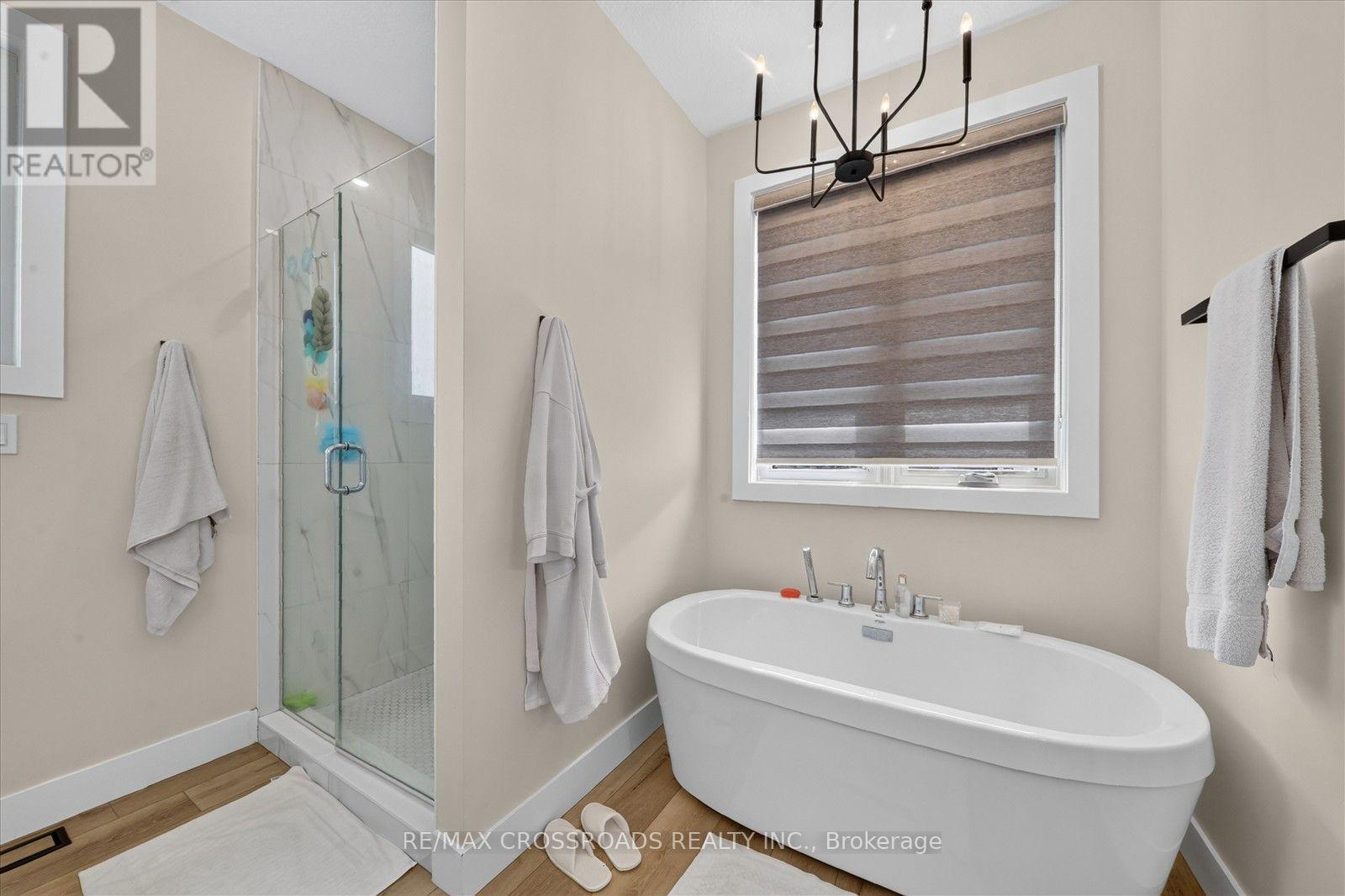 11 MCTAVISH CRESCENT N - 25
