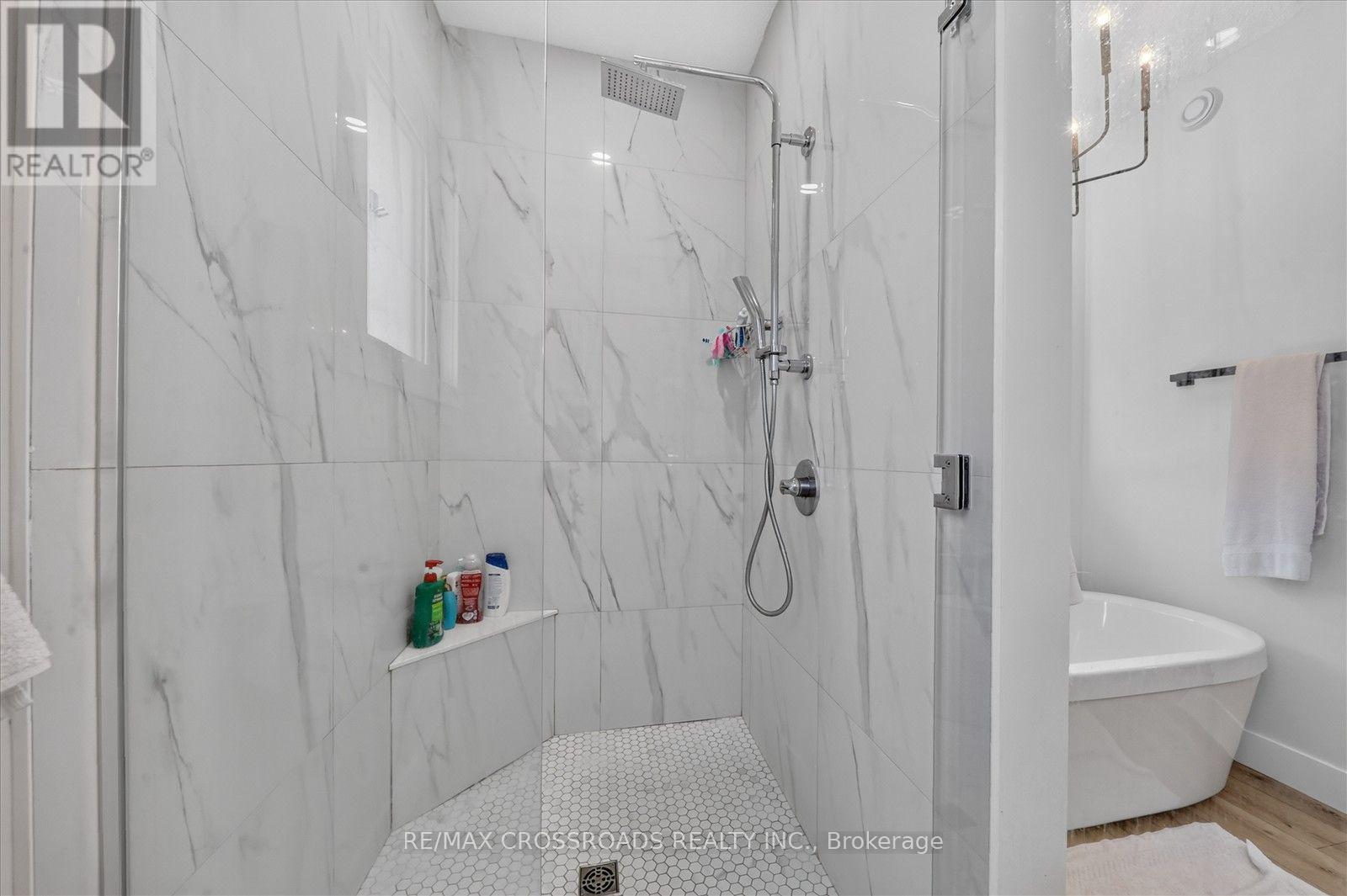 11 MCTAVISH CRESCENT N - 26