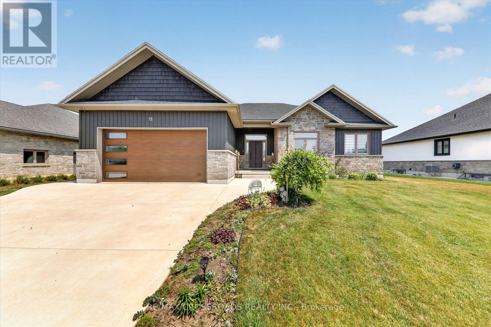 11 MCTAVISH CRESCENT N - 3