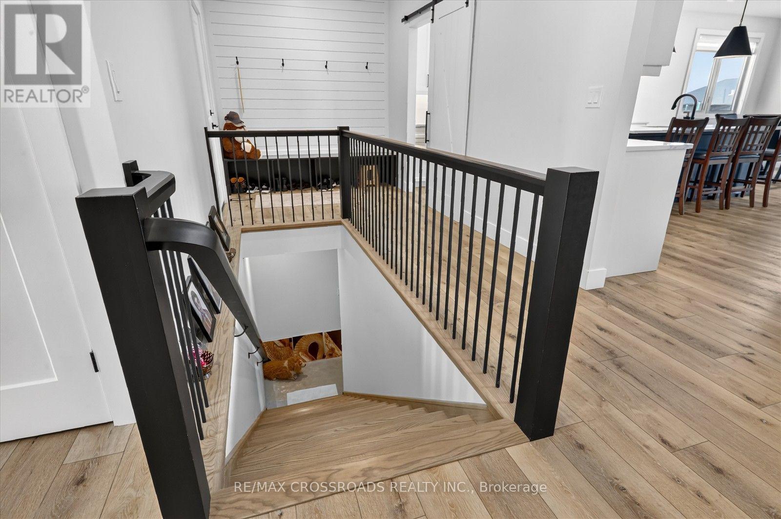 11 MCTAVISH CRESCENT N - 32