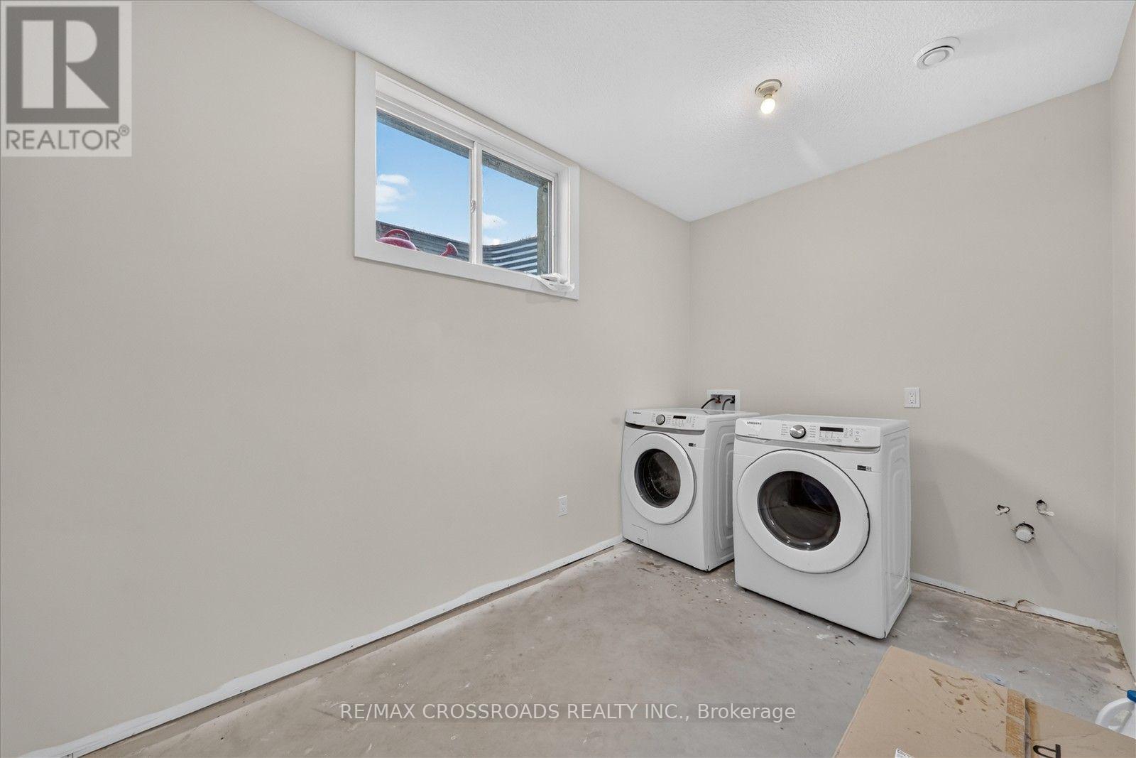 11 MCTAVISH CRESCENT N - 33