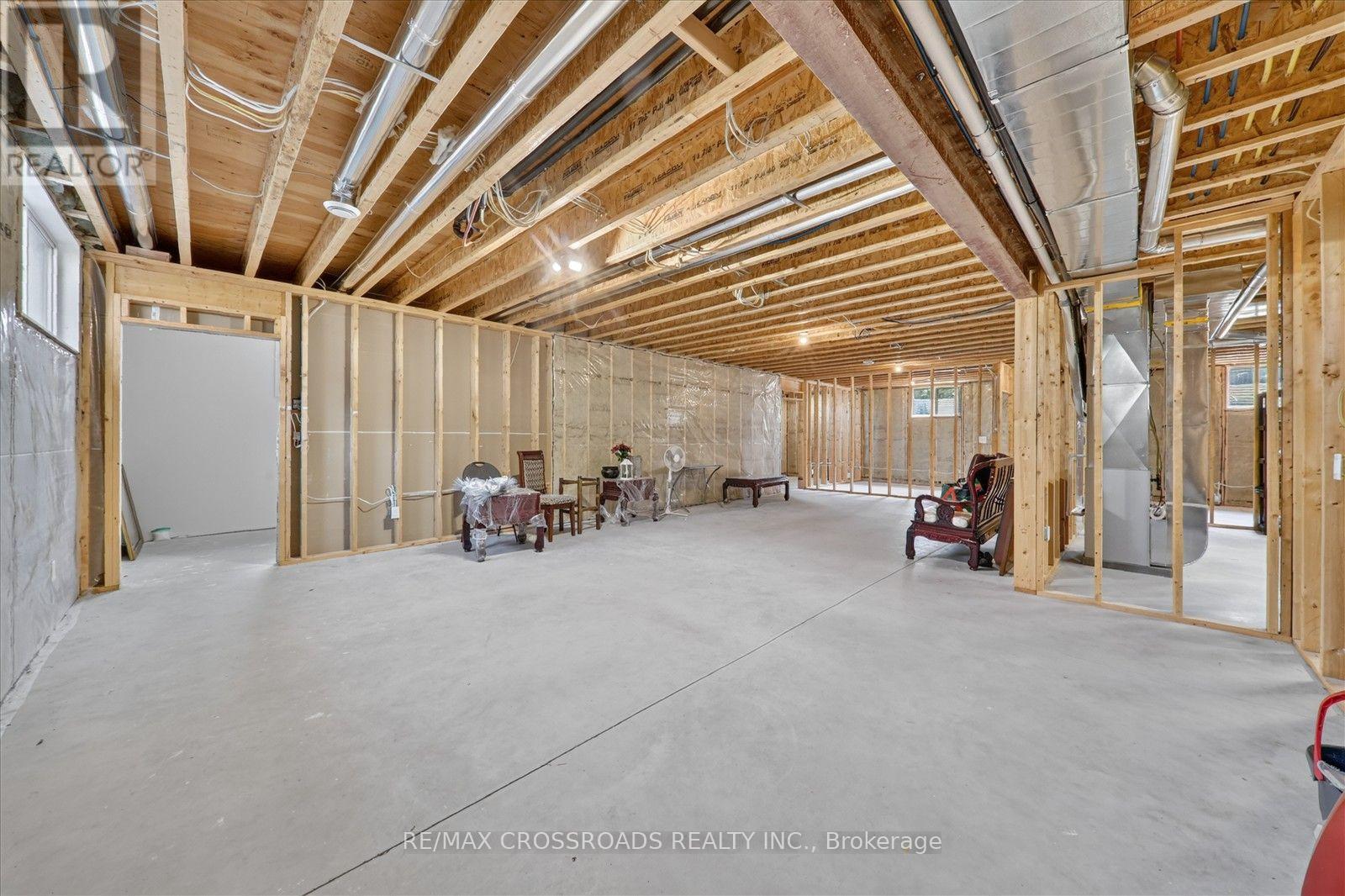 11 MCTAVISH CRESCENT N - 34