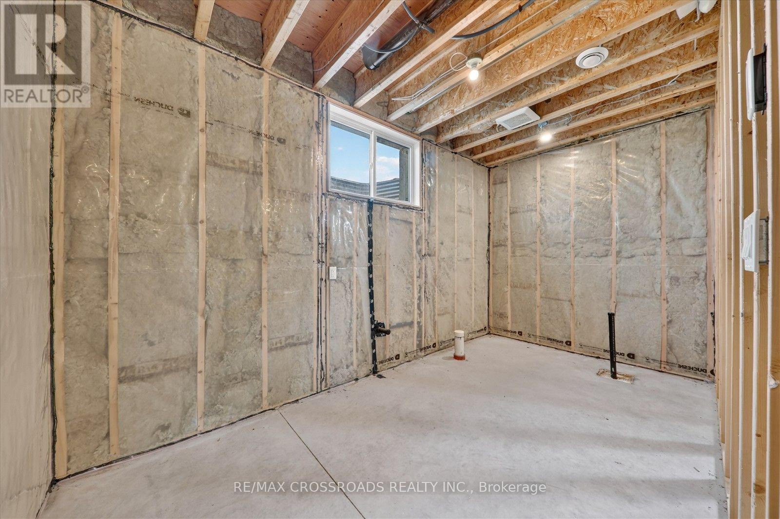 11 MCTAVISH CRESCENT N - 35