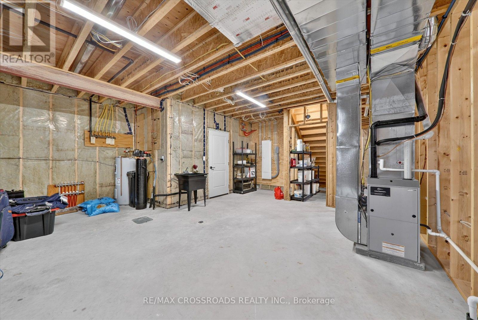 11 MCTAVISH CRESCENT N - 36
