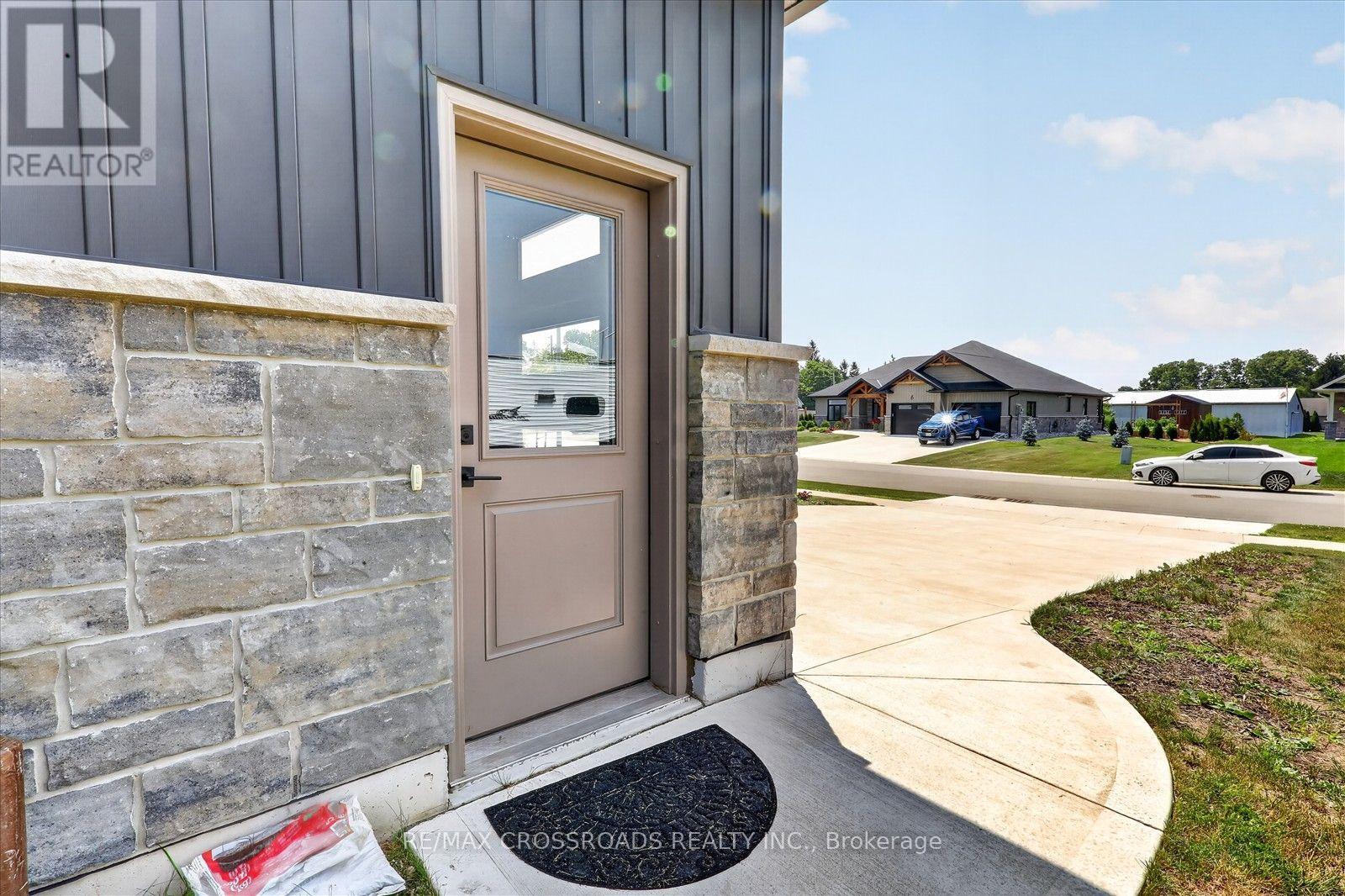 11 MCTAVISH CRESCENT N - 37