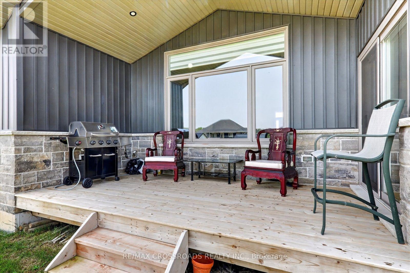 11 MCTAVISH CRESCENT N - 38