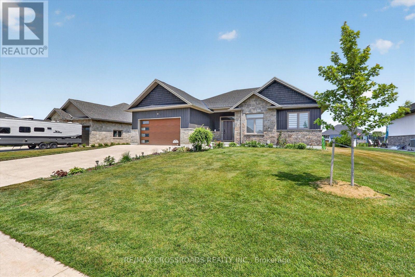 11 MCTAVISH CRESCENT N - 4