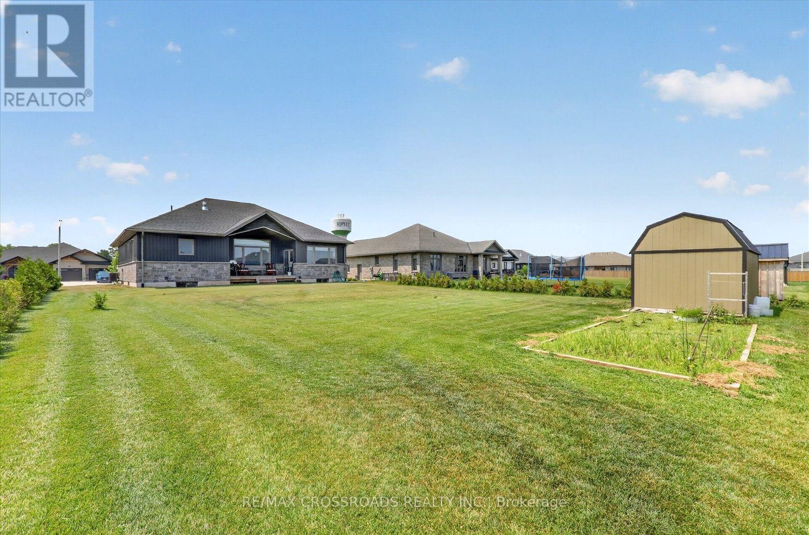 11 MCTAVISH CRESCENT N - 40