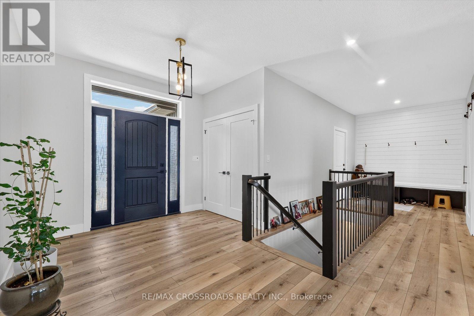 11 MCTAVISH CRESCENT N - 7