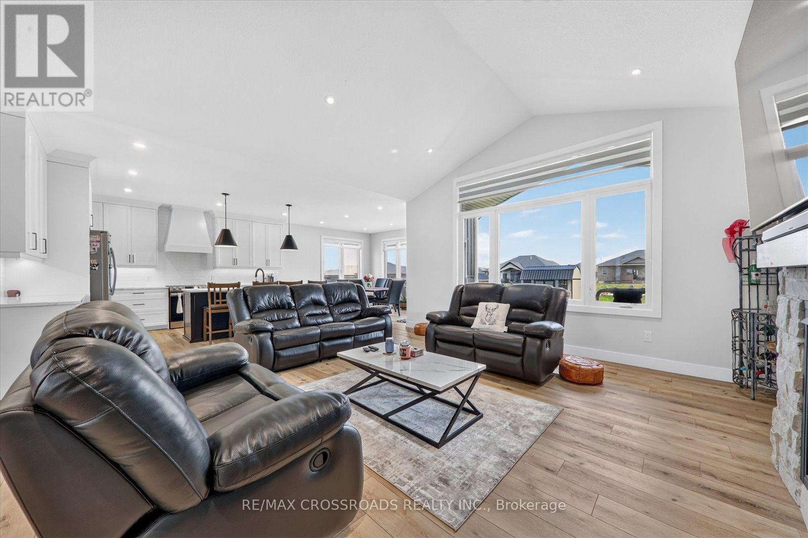 11 MCTAVISH CRESCENT N - 8