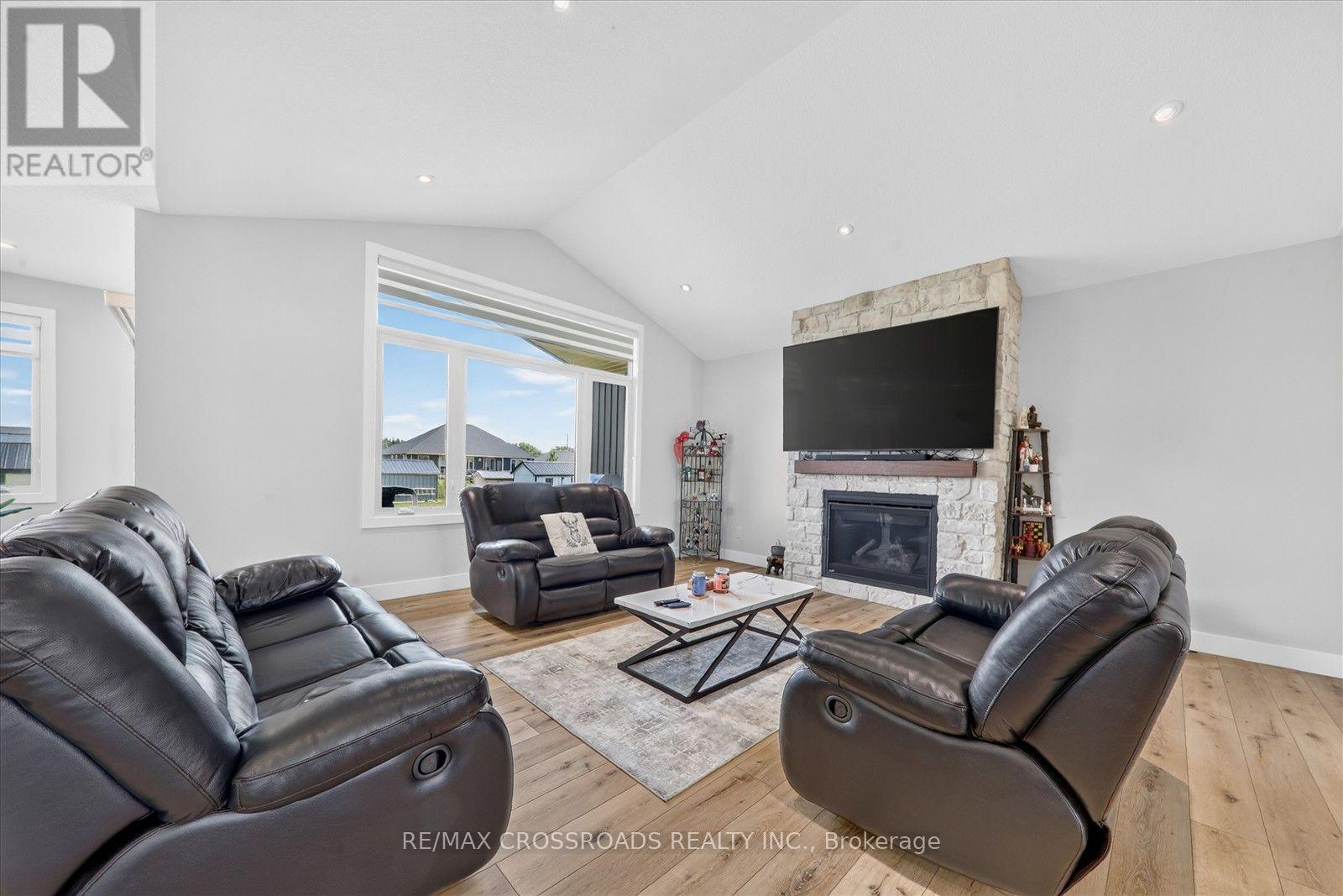 11 MCTAVISH CRESCENT N - 9