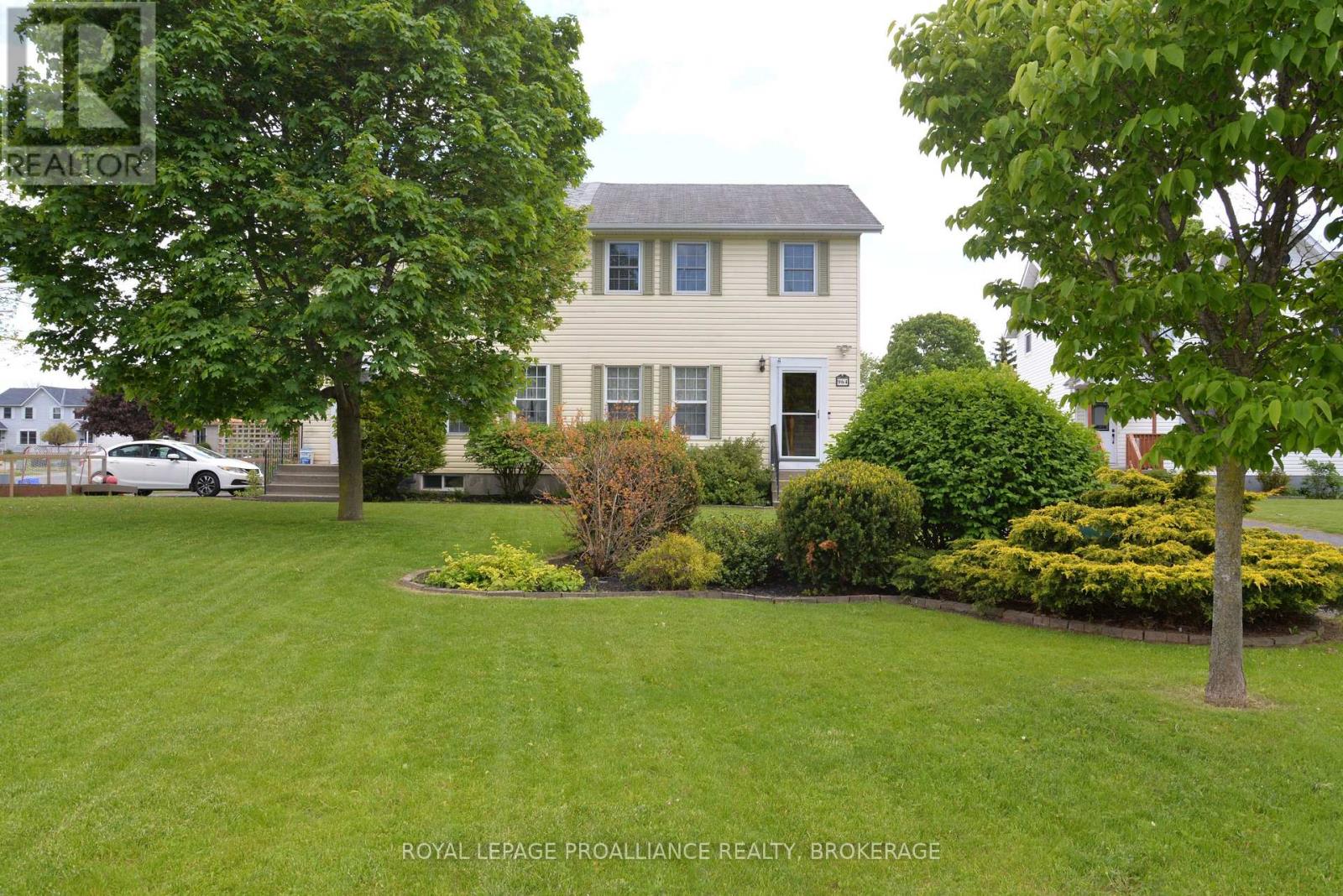 964 UXBRIDGE CRESCENT - 1