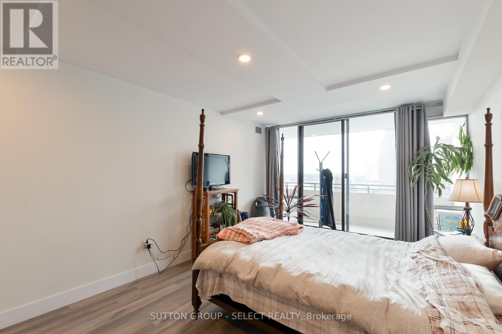 #1207 380 KING STREET - 16