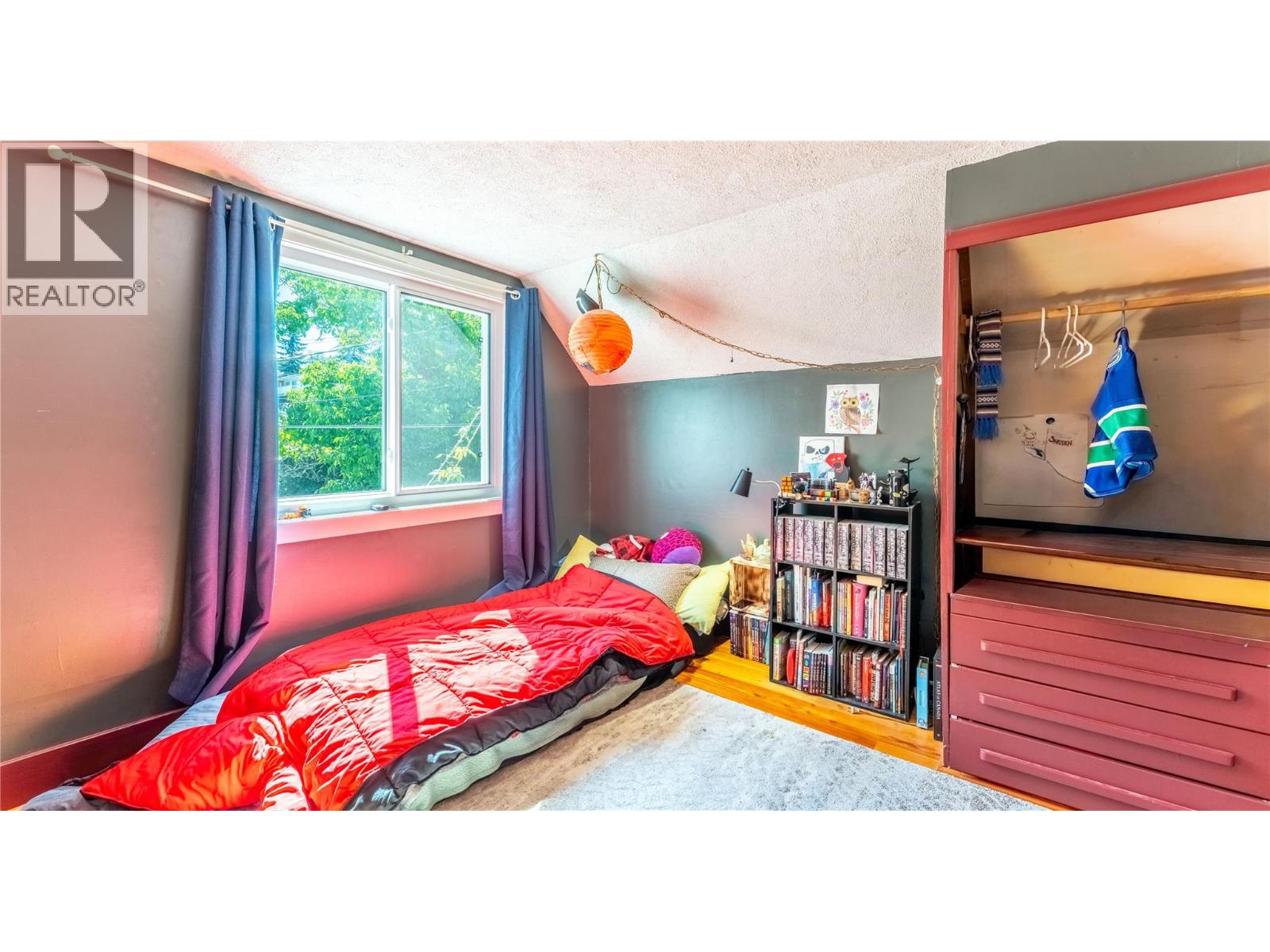 702 IBBITSON Street - 18