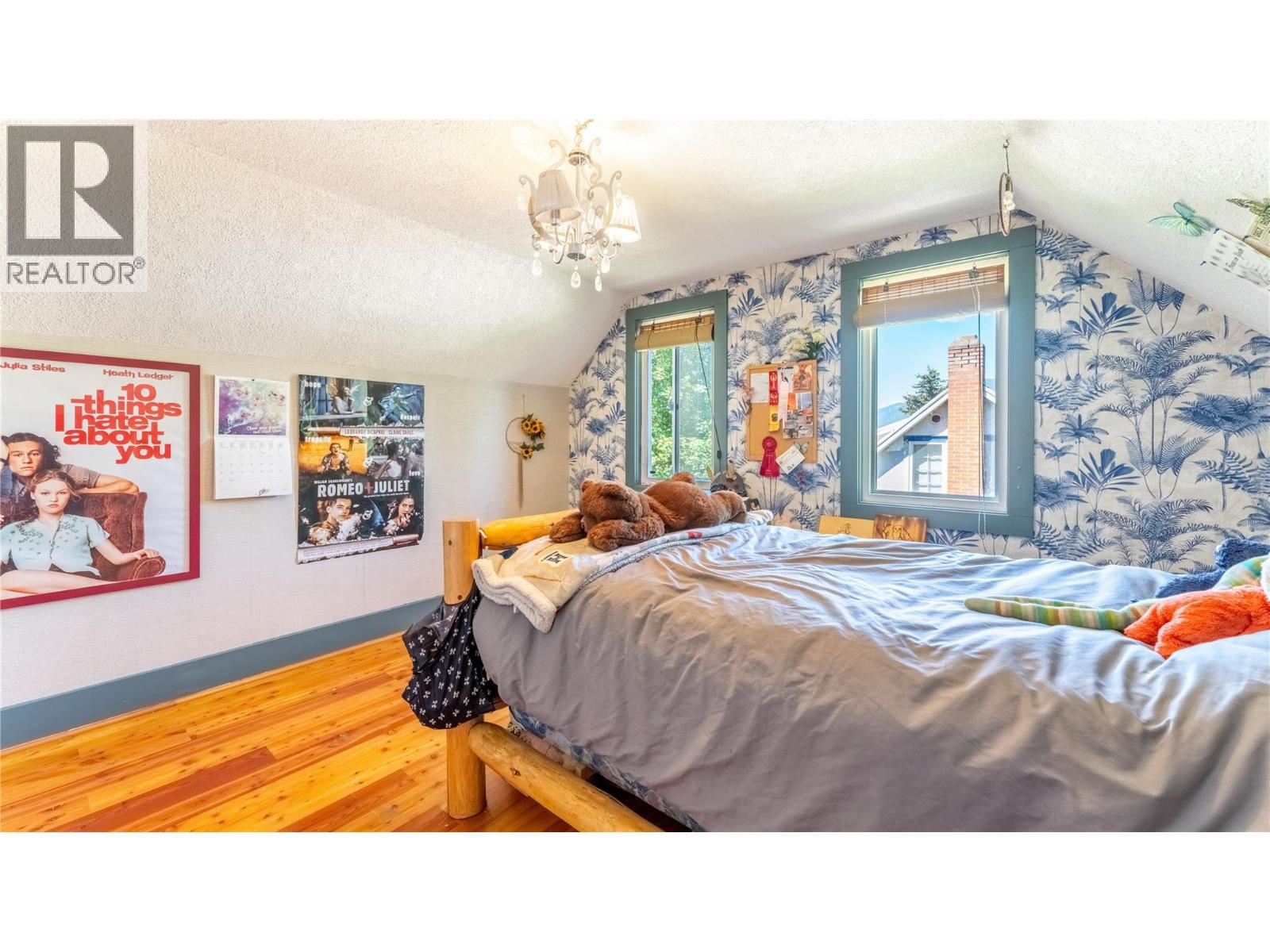 702 IBBITSON Street - 23