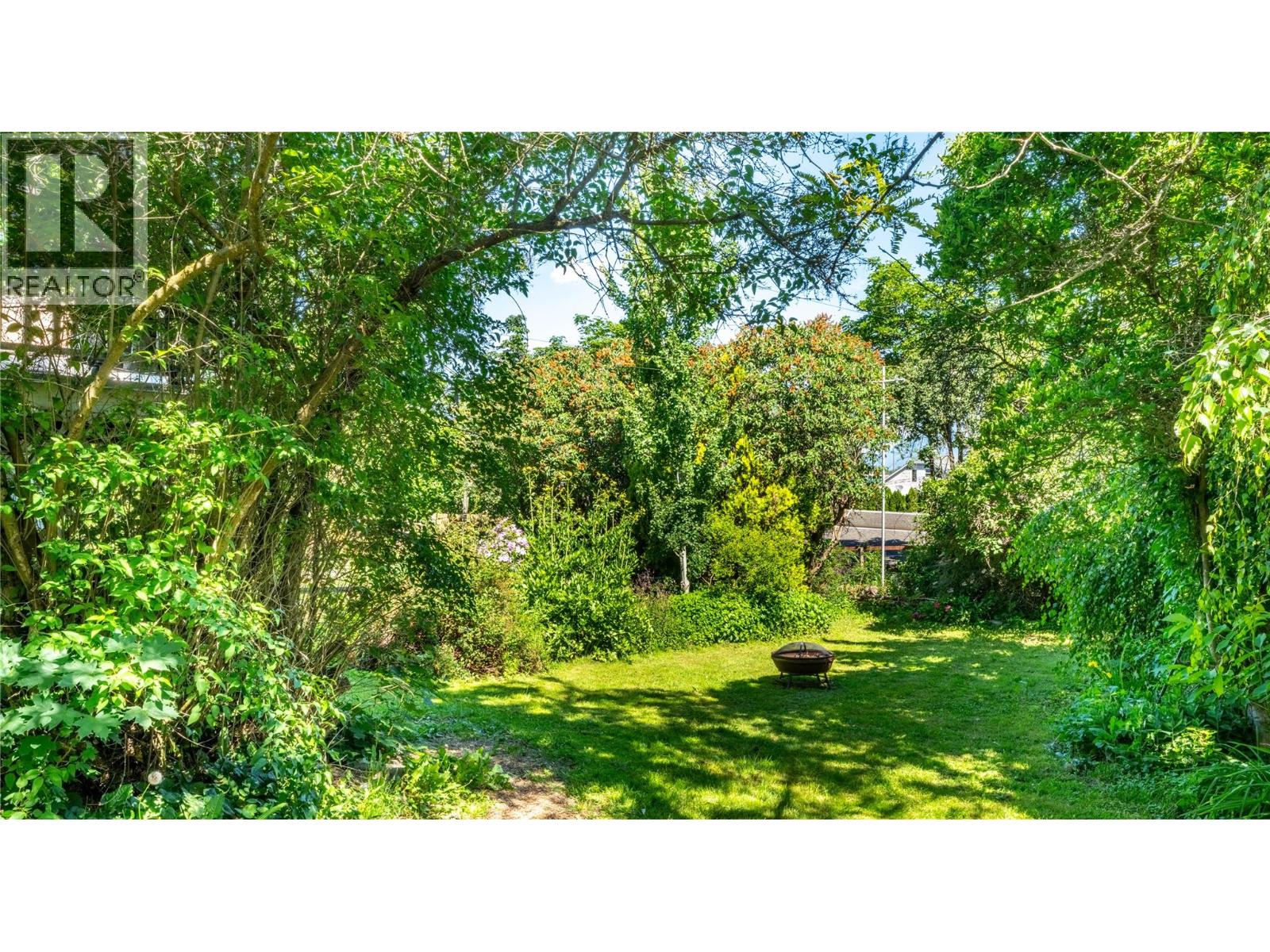 702 IBBITSON Street - Image 31