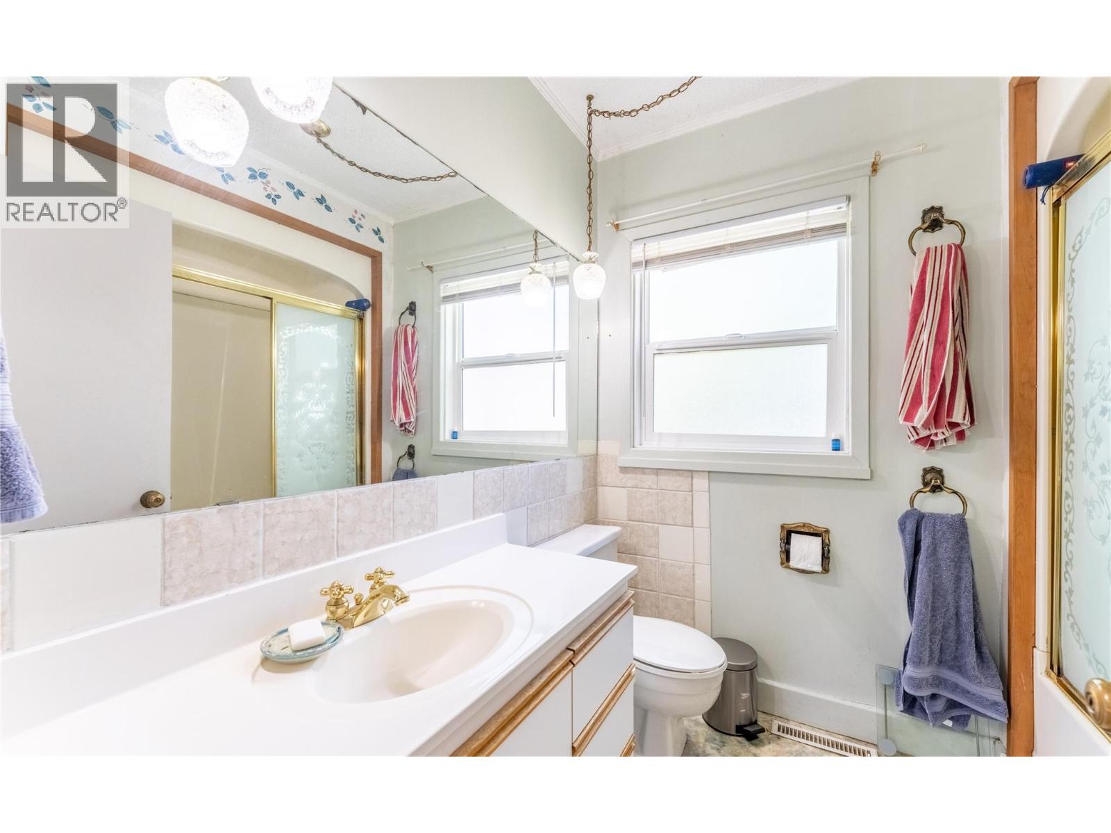 702 IBBITSON Street - 24