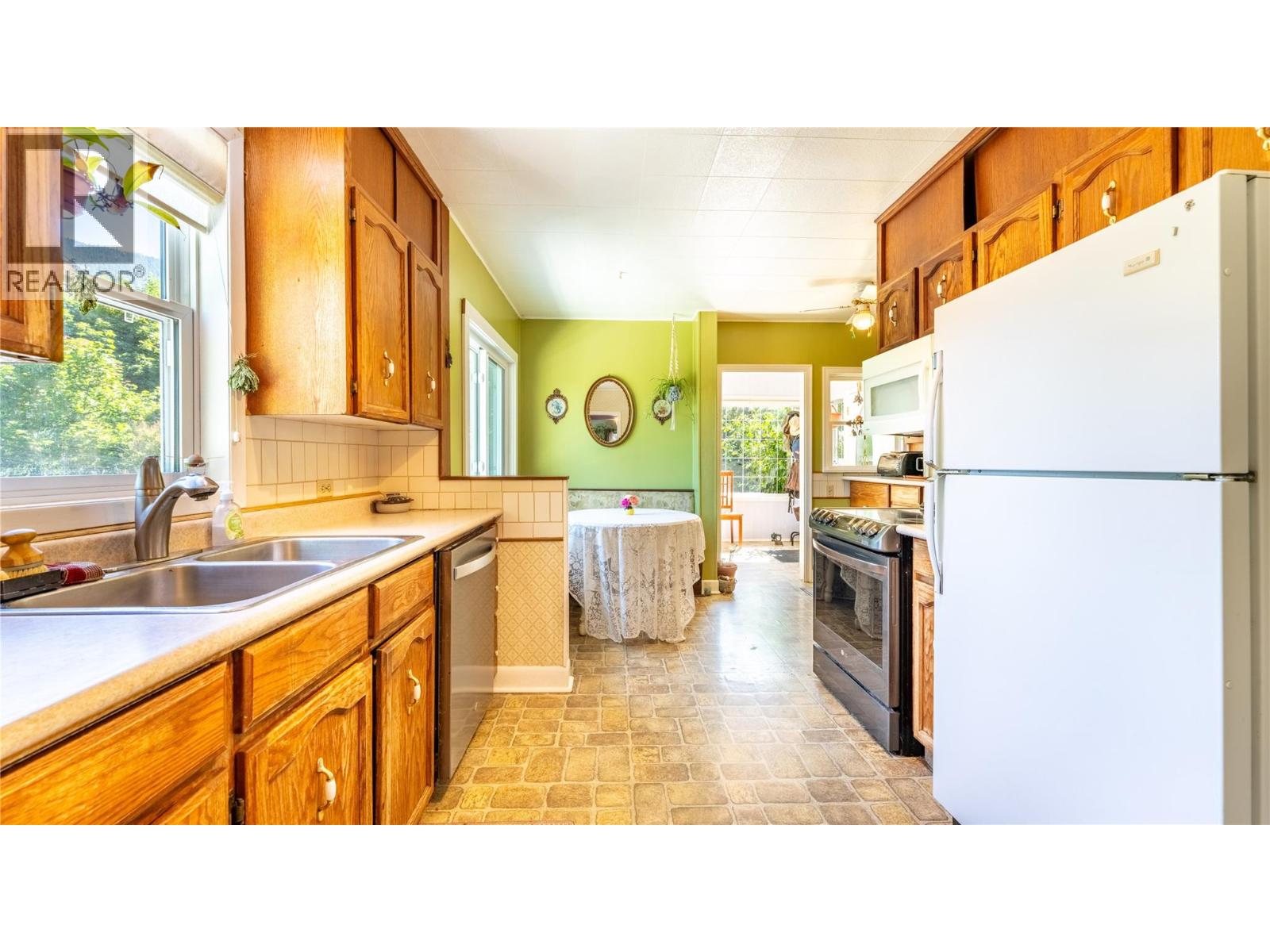 702 IBBITSON Street - Image 10