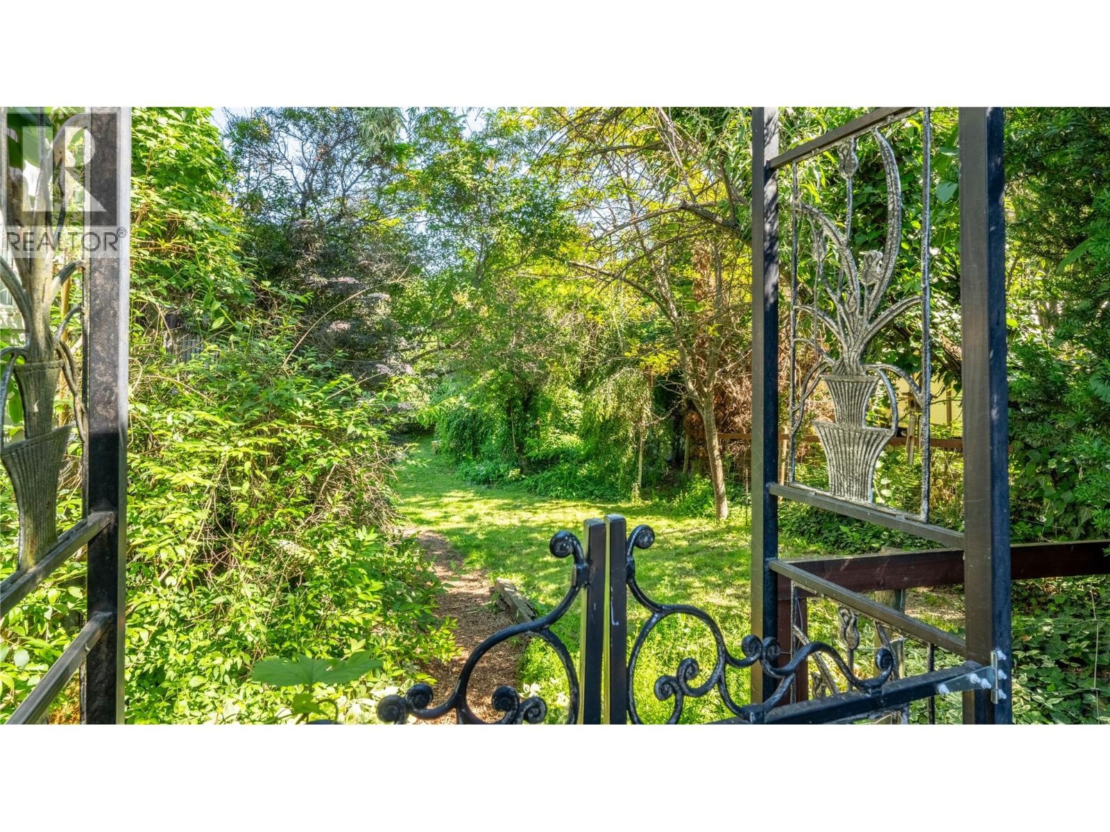 702 IBBITSON Street - 30